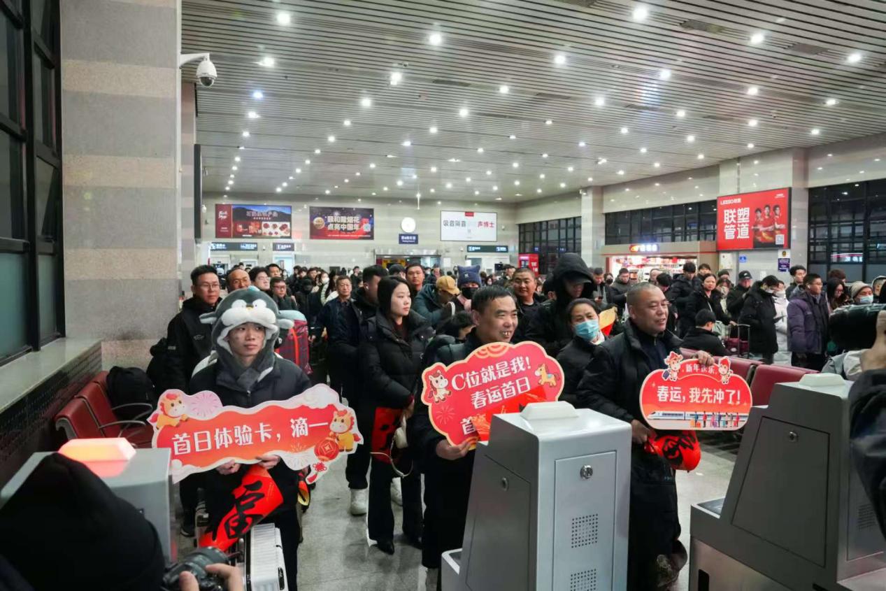 检票口等待检票进站的旅客。国铁北京局供图