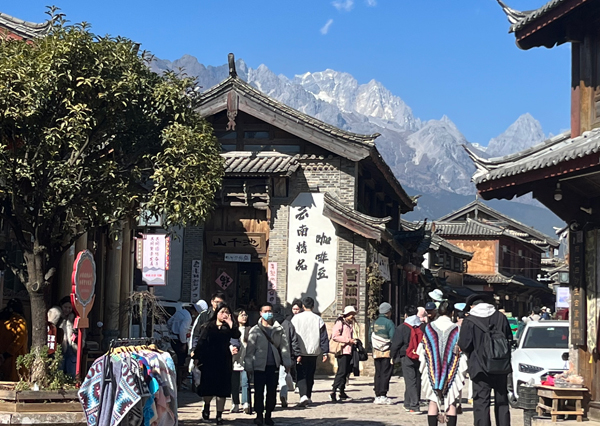 游客在云南丽江白沙古镇游玩。人民网记者 杜燕飞摄
