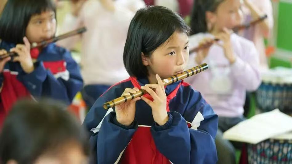 圖為蓓娜練習吹竹笛。受訪者供圖