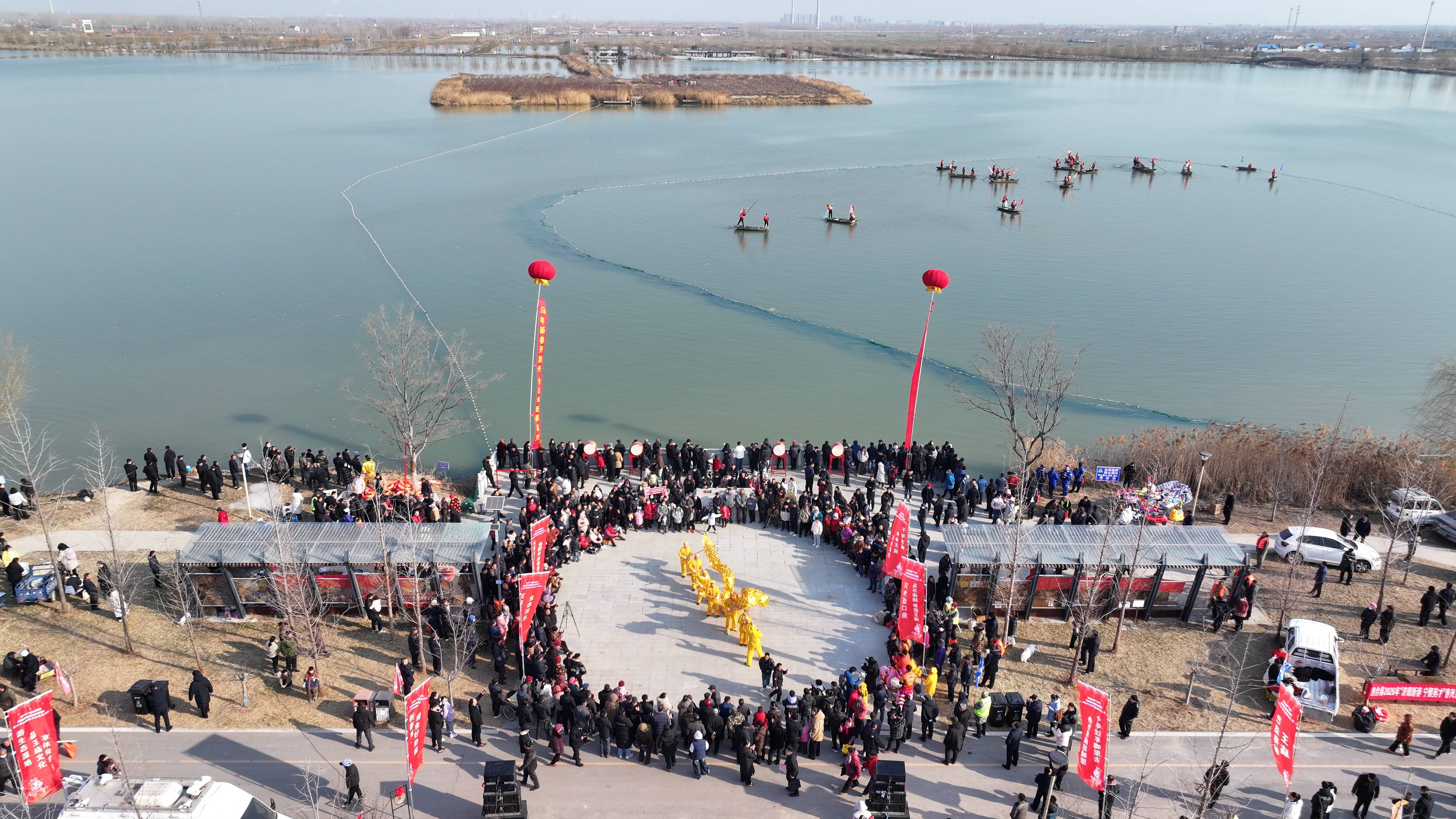 俯瞰捕鱼活动现场。（无人机图片）  人民网记者 王天乐摄