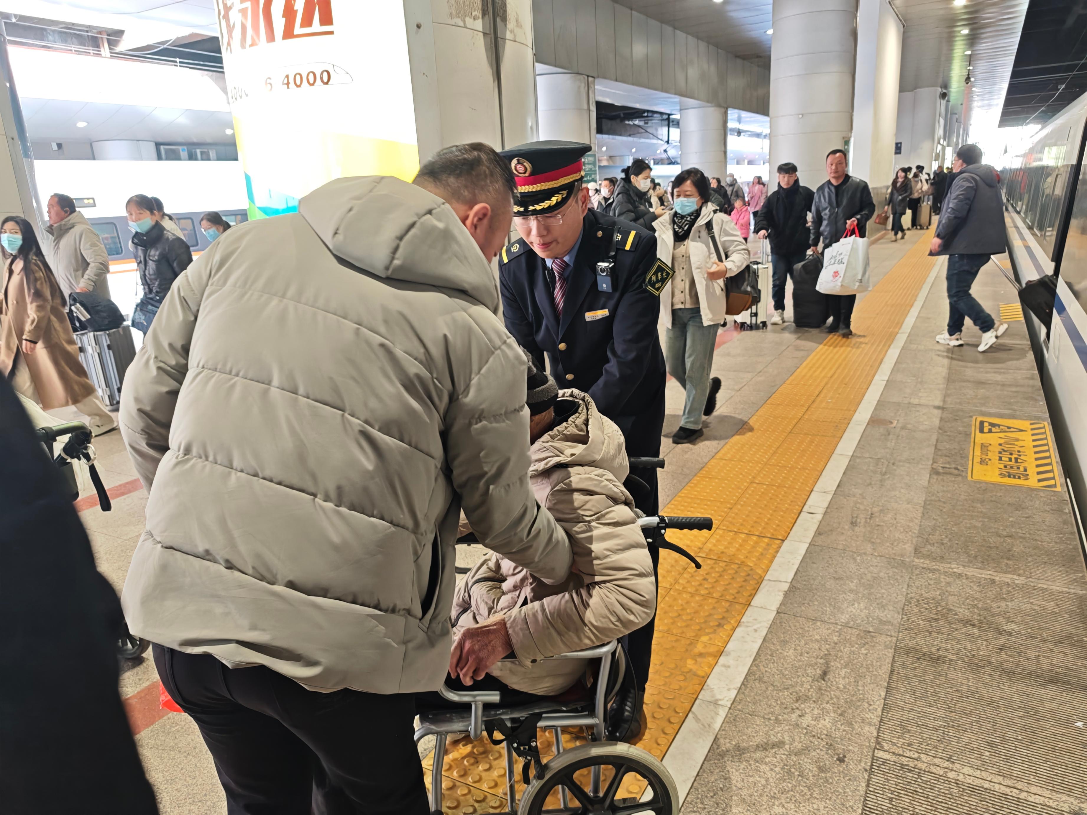 李圳懋幫助輪椅乘客上下車。受訪者供圖