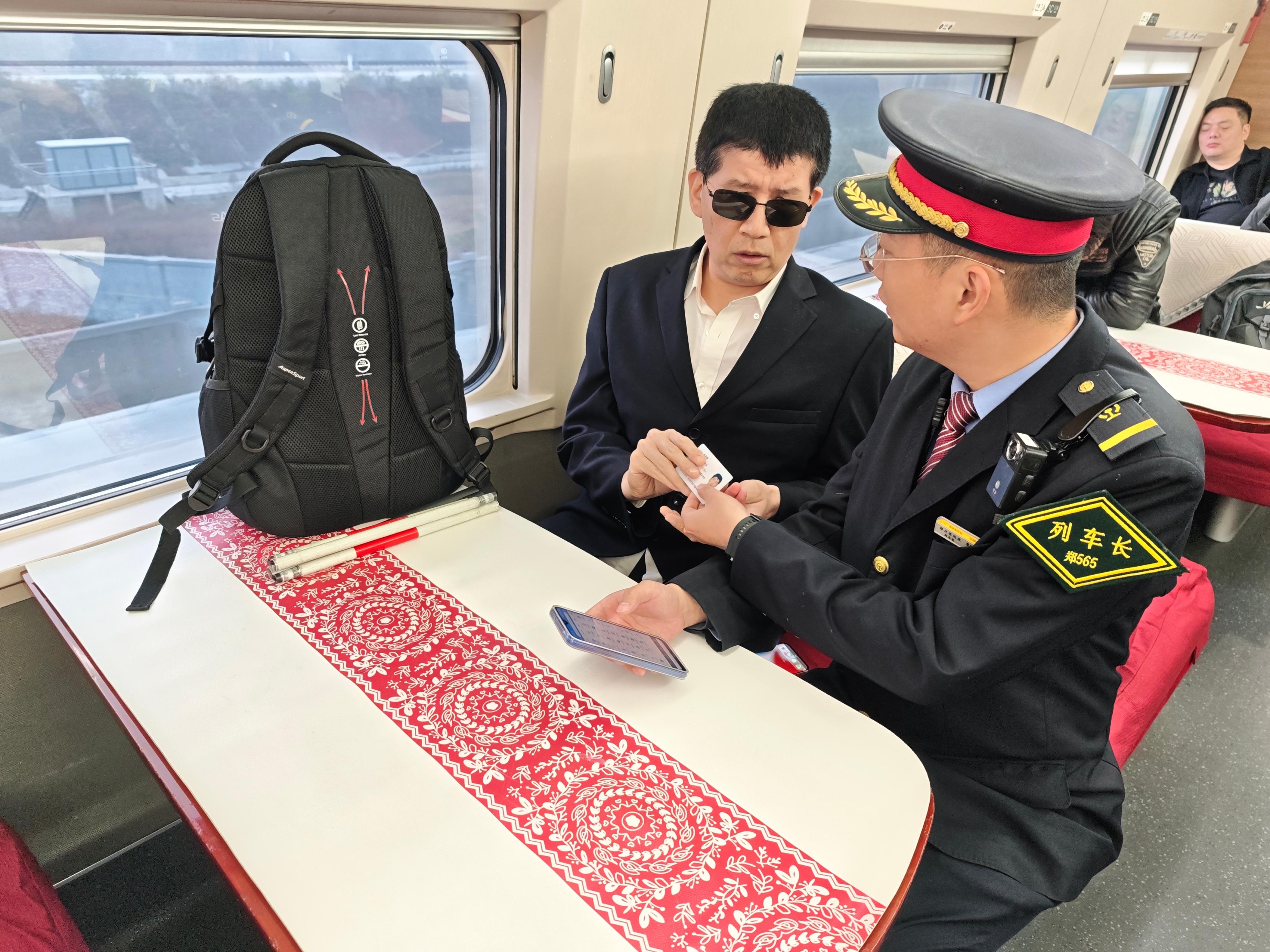 李圳懋引導盲人團隊至餐車休息。受訪者供圖