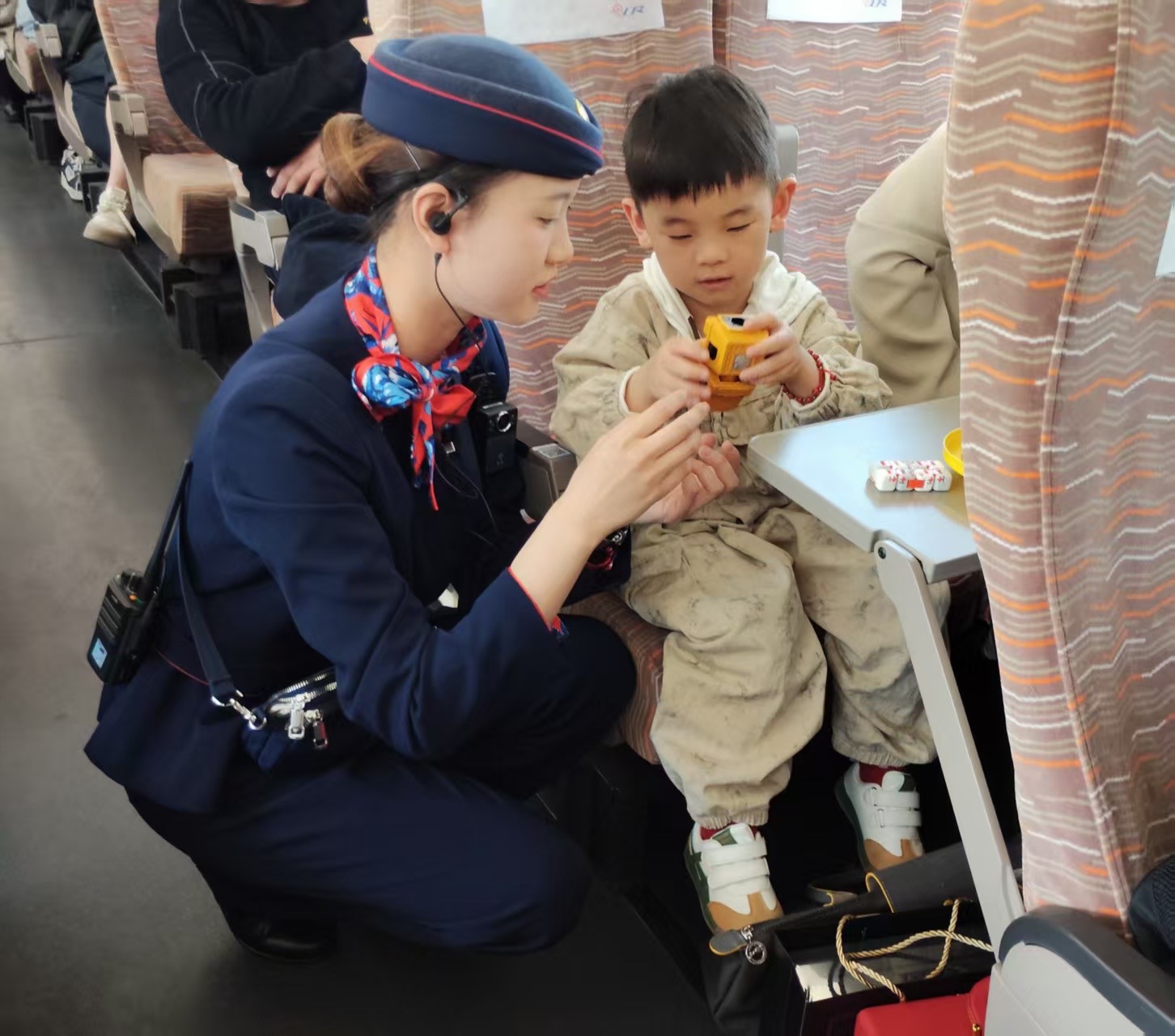 高鐵工作人員服務旅客。人民網記者 王紹紹攝