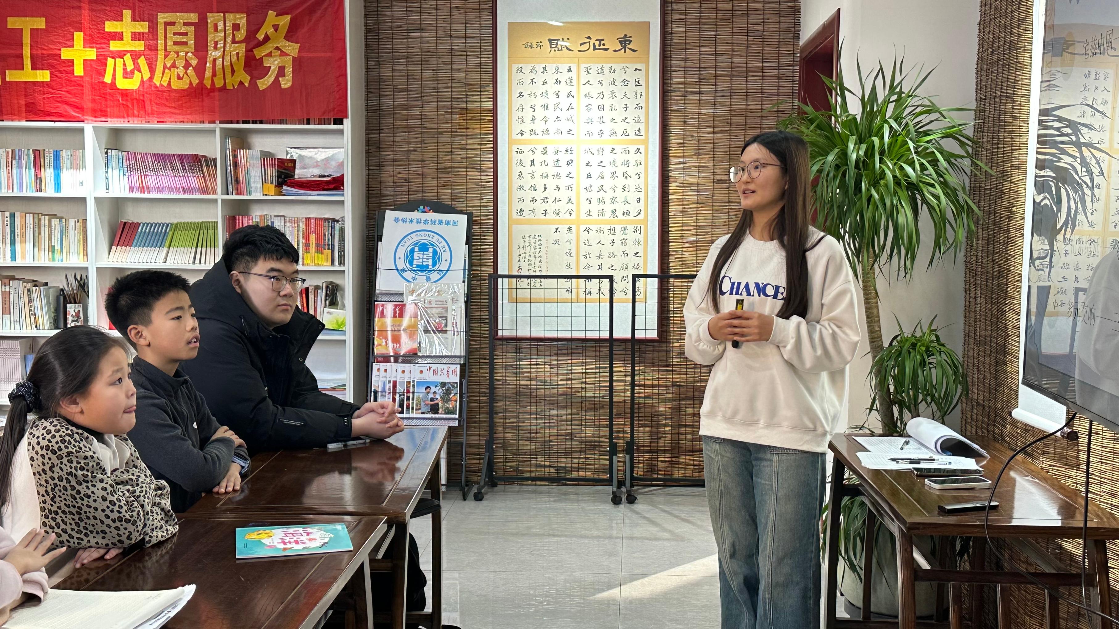 志願者在進行公益課堂志願服務。人民網記者 王紹紹攝