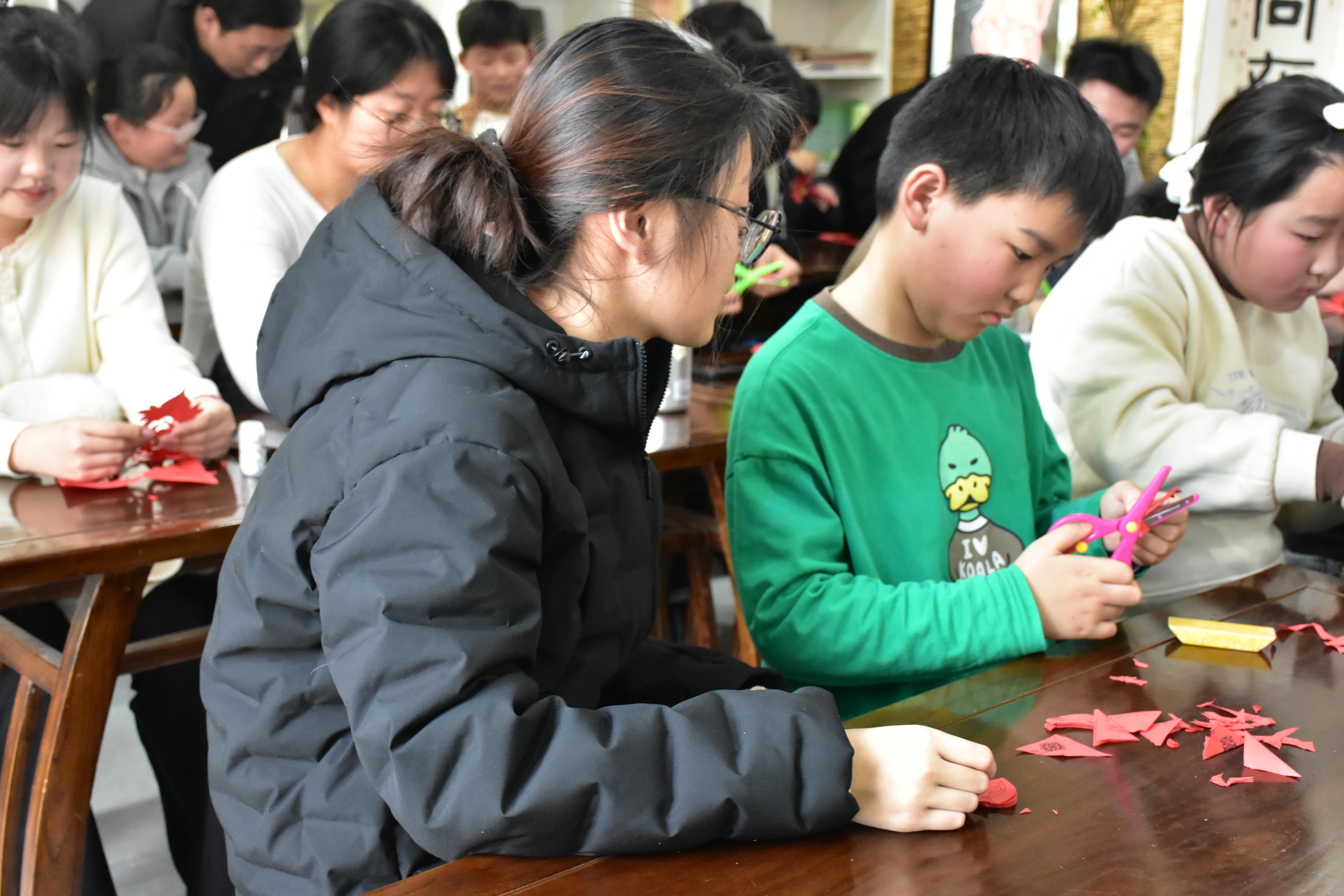 孩子们课余进行剪纸活动。人民网记者 王绍绍摄