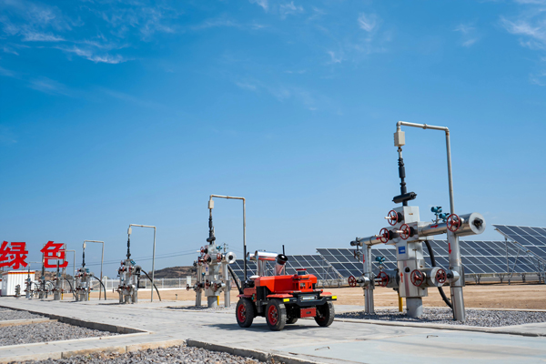 機器人“小頁”正在廠區頁岩油長水平井平台巡檢。唐瑜攝