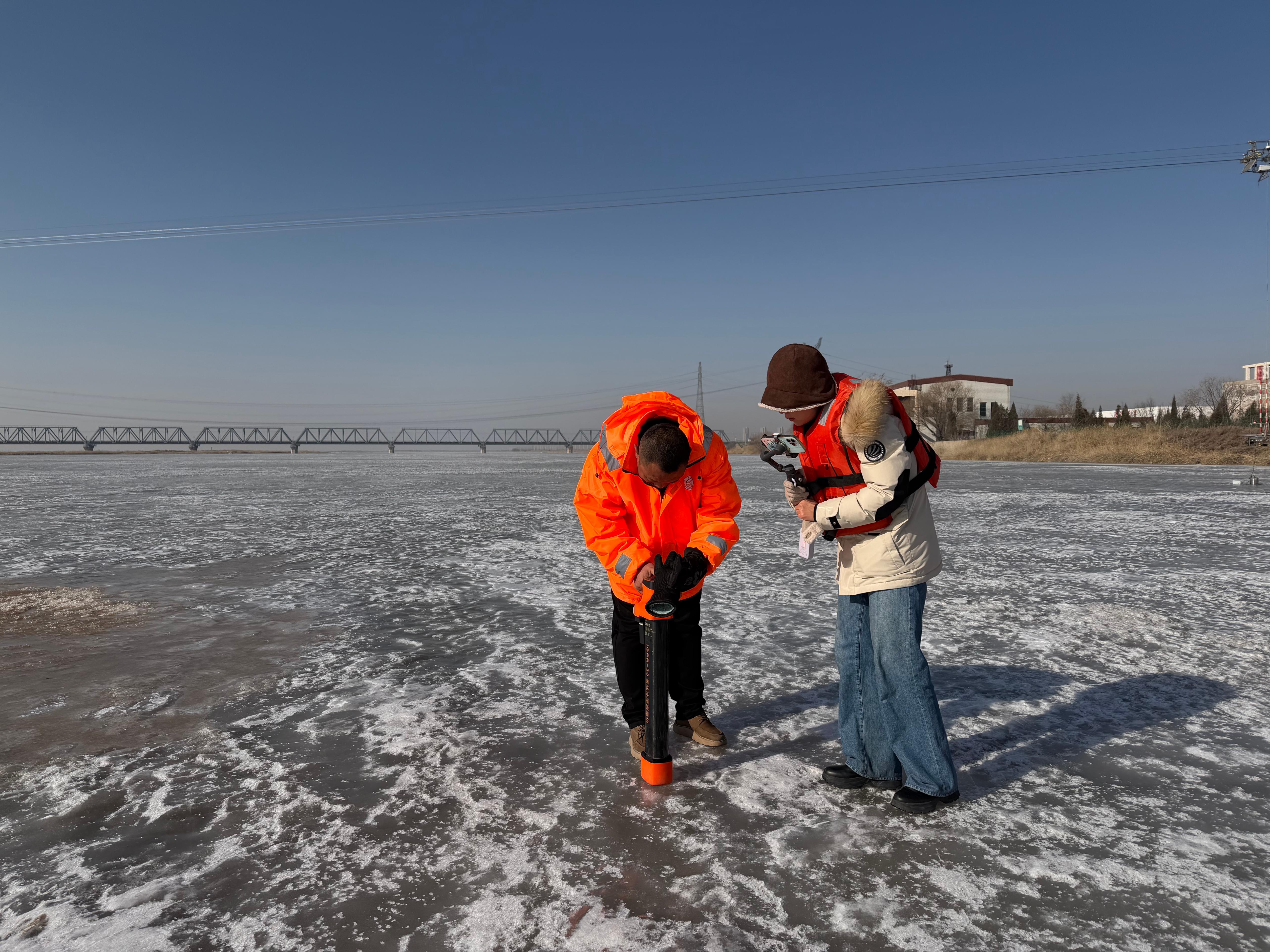 包头水文站员工正在进行冰厚测量。东谈主民网记者 欧阳易佳摄