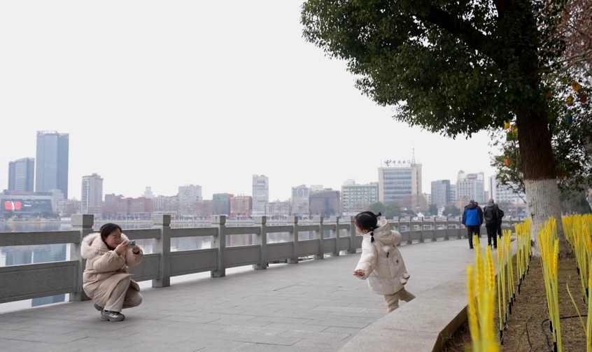 市民袁洁带着女儿在湖边游玩。人民网记者 杜燕飞摄