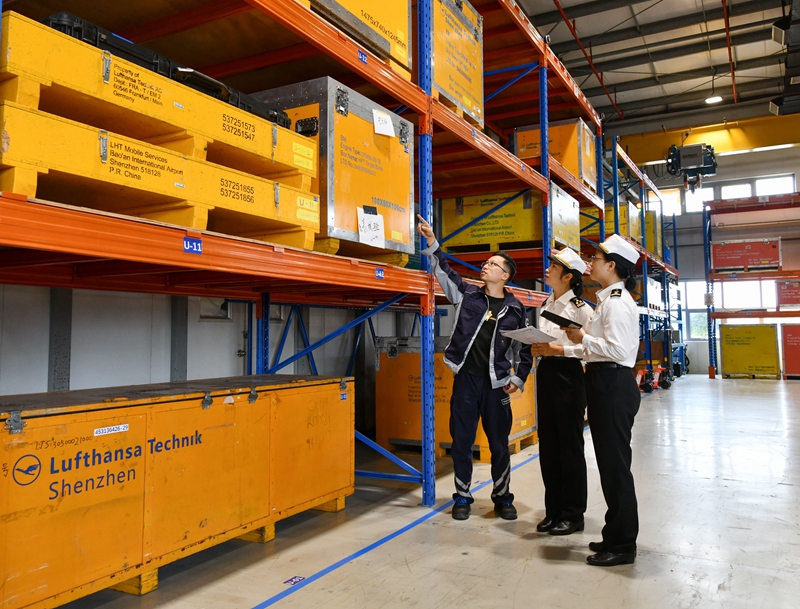 海关关员到深圳汉莎技术有限公司开展保税维修调研。王丽欢摄