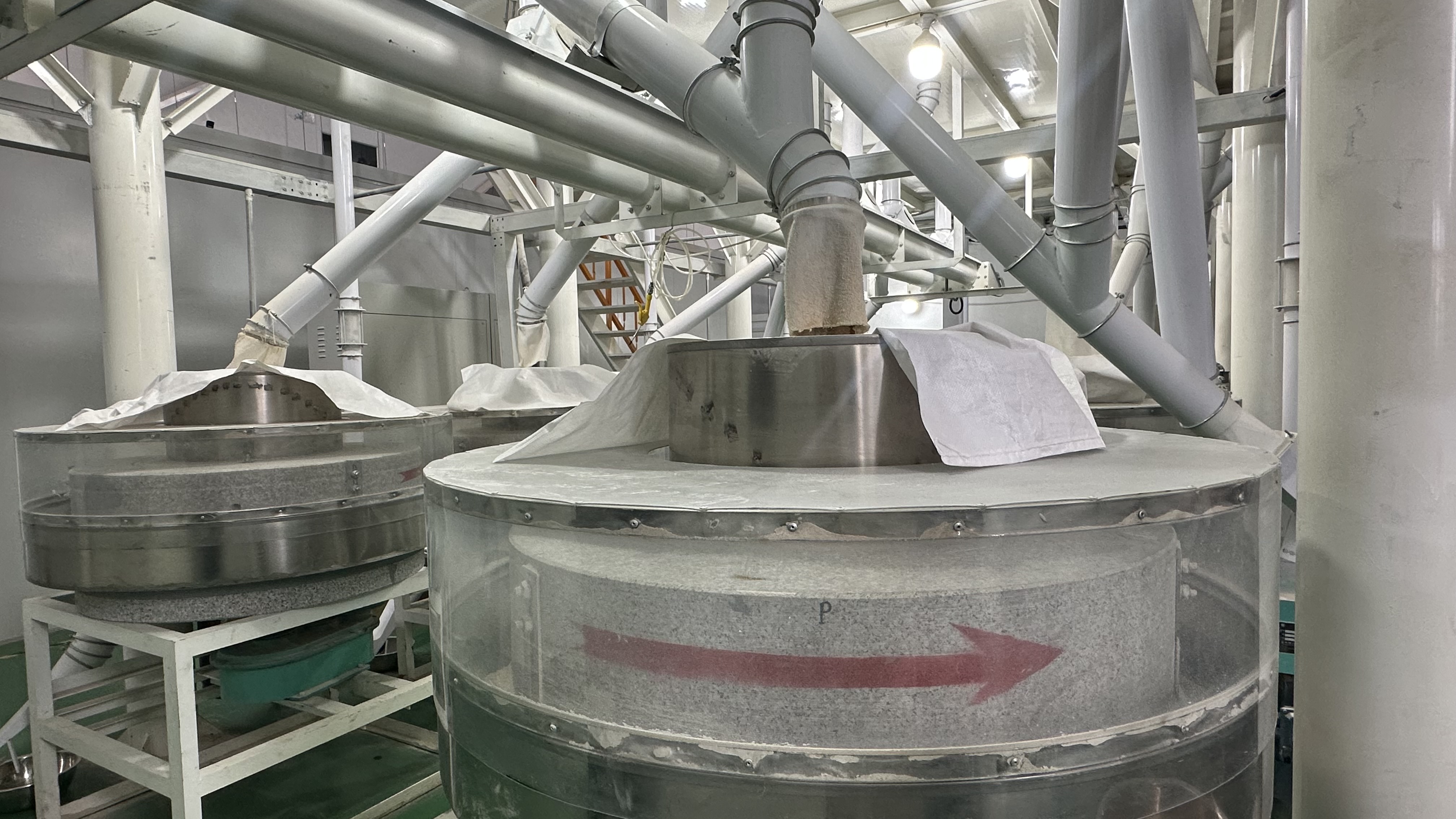 研磨面粉的石磨机。人民网记者 王绍绍摄