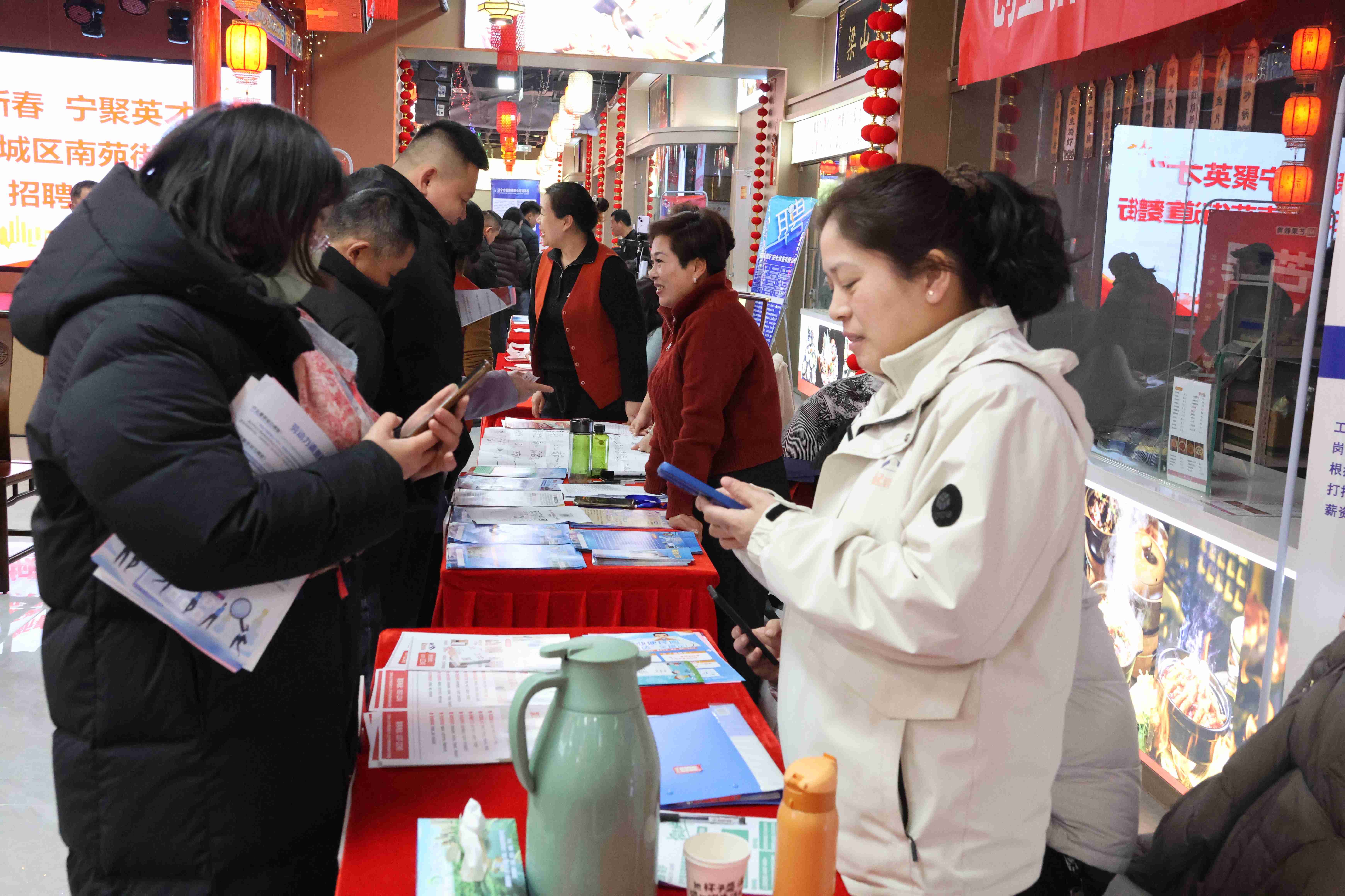 招聘人員與招聘者互留聯系方式。張程順攝