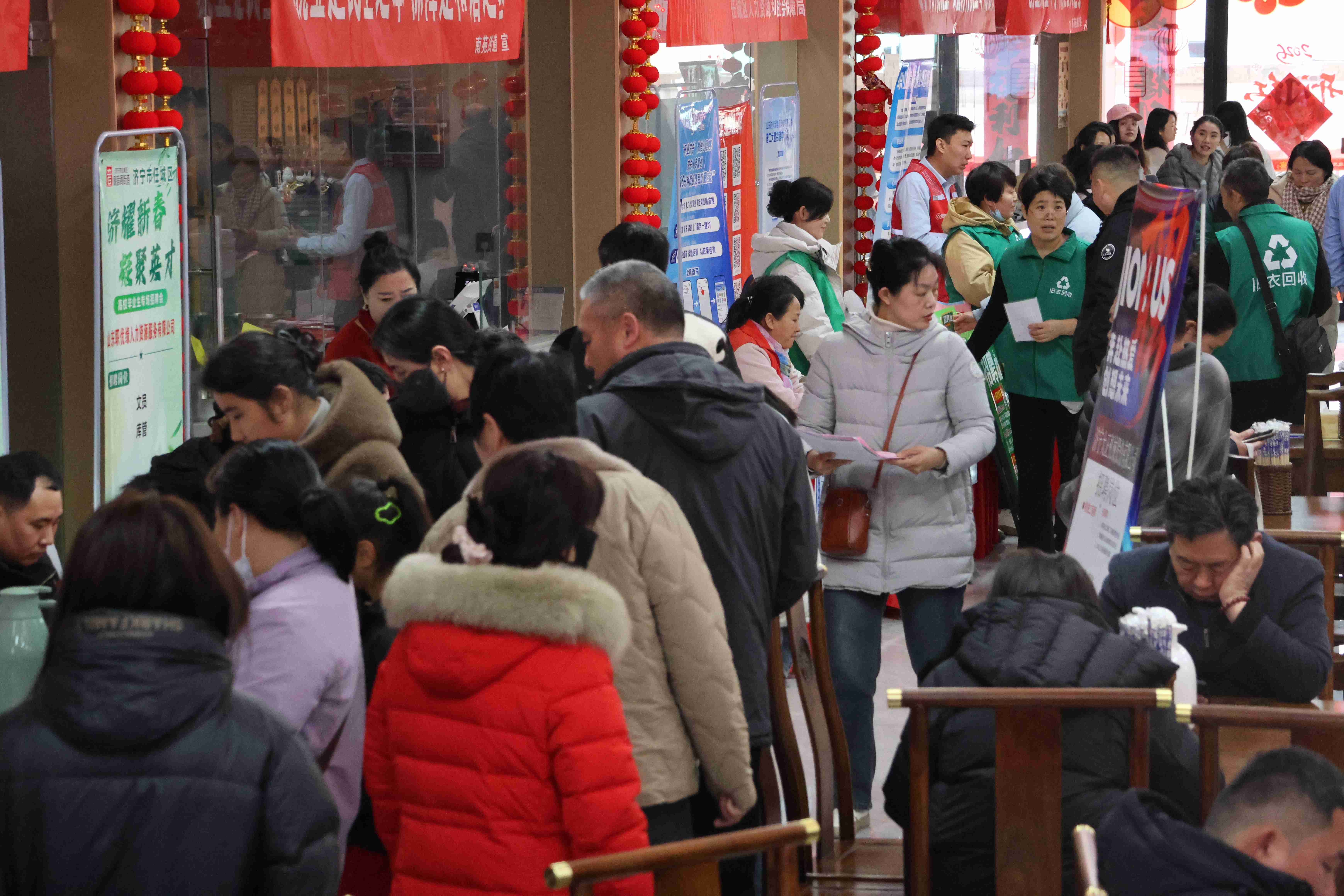 招聘會現場。人民網記者 王天樂攝