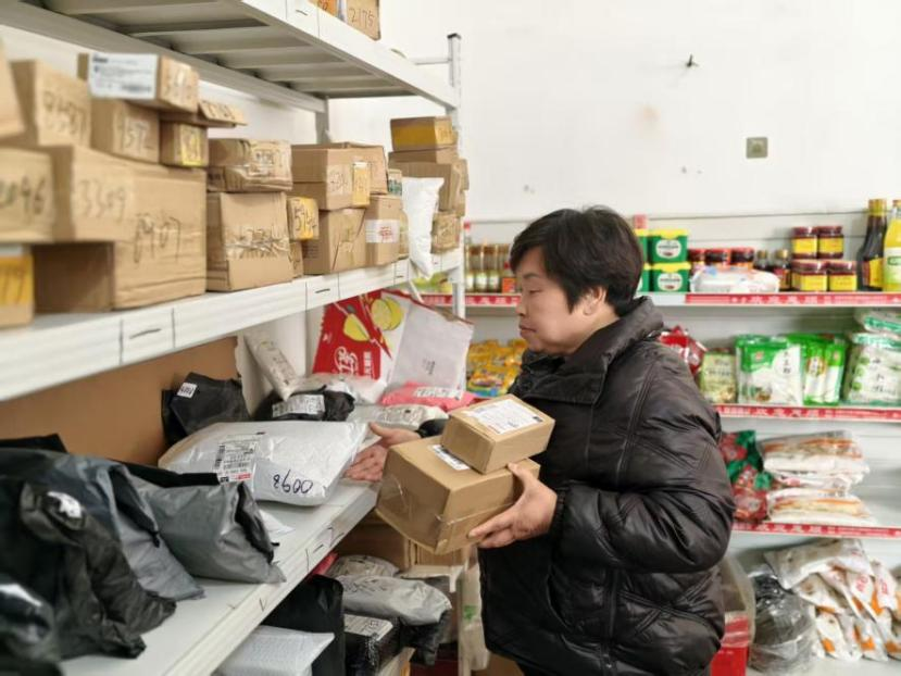 杨海娥在村口小超市取快递。人民网记者&nbsp;夏晓伦摄