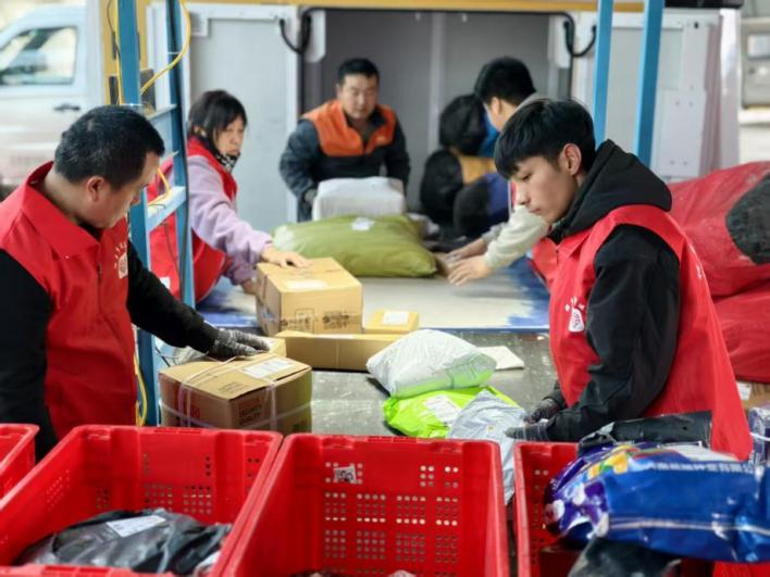 工作人员在安阳中转仓分拣快递。人民网记者 夏晓伦摄