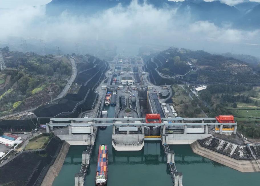 船舶通过三峡船闸。受访者供图
