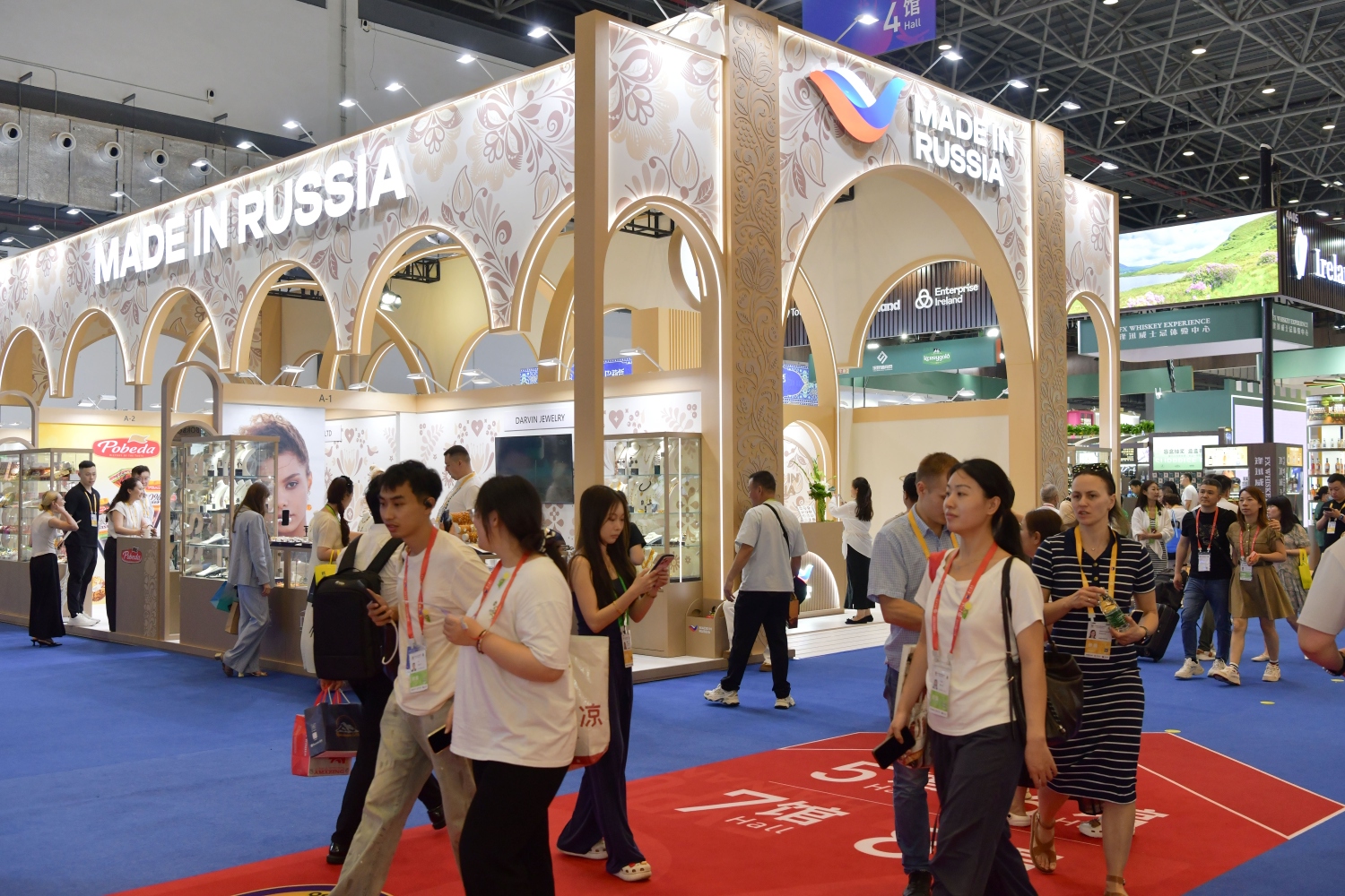 俄罗斯首次设立国家馆，集中展示多元化的特色产品。人民网记者 任峰涛摄