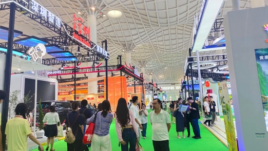 各地区携“精品好物”亮相国货精品展区。人民网记者 王绍绍摄