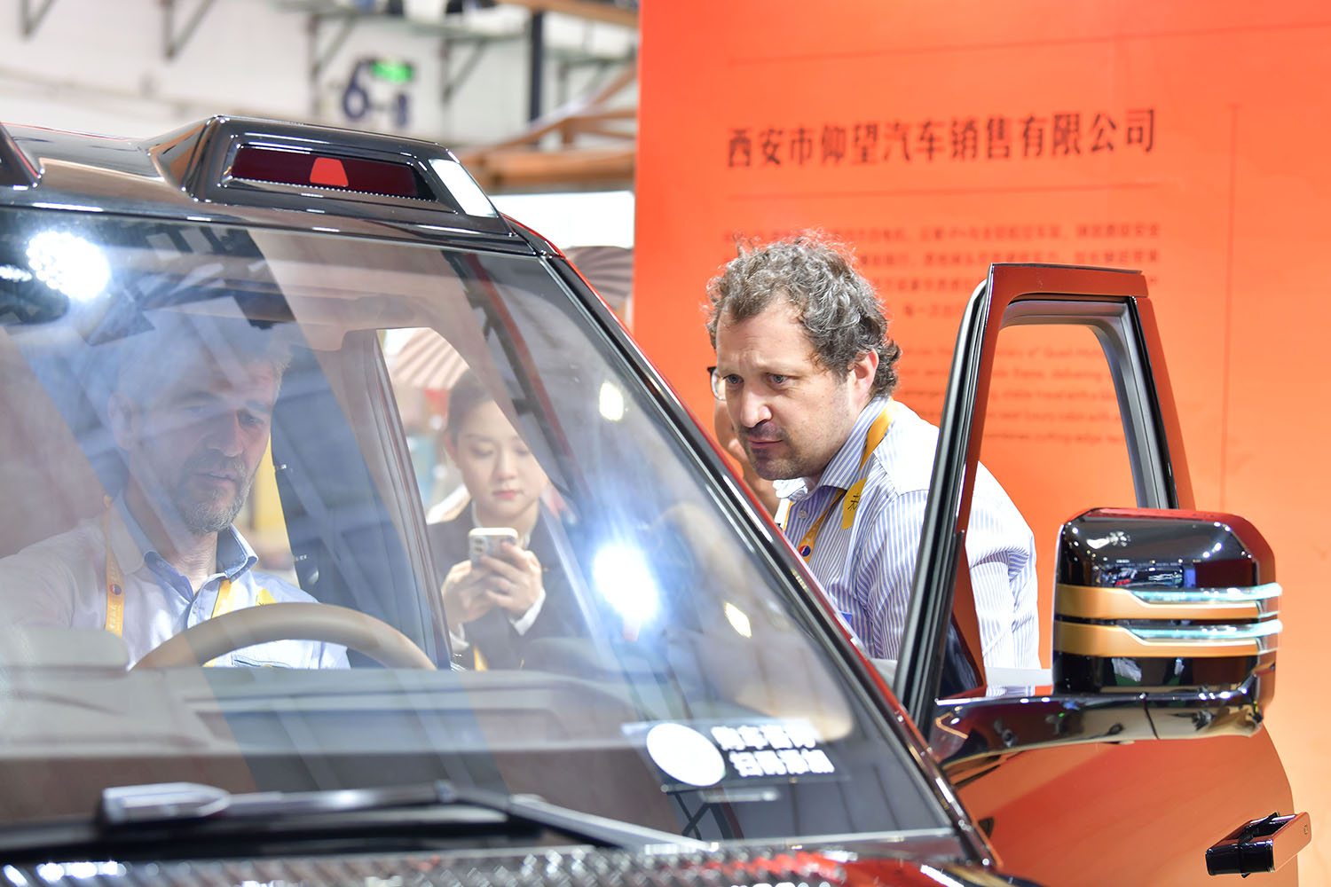 外国嘉宾试乘体验中国新能源汽车。人民网记者 任峰涛摄