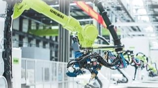 给机器装上“大脑”和“眼睛”走进中联智慧产业城土方机械园，记者看到了智能工厂的“未来感”，也看到了智能制造的两种“智慧”：看得见的机械手、智能产线、空中物流链；看不见的工业互联网平台，以及贯穿全生命周期的数据流。除了亮眼数据和丰硕成果，“共享制造”的新模式也令人眼前一亮。