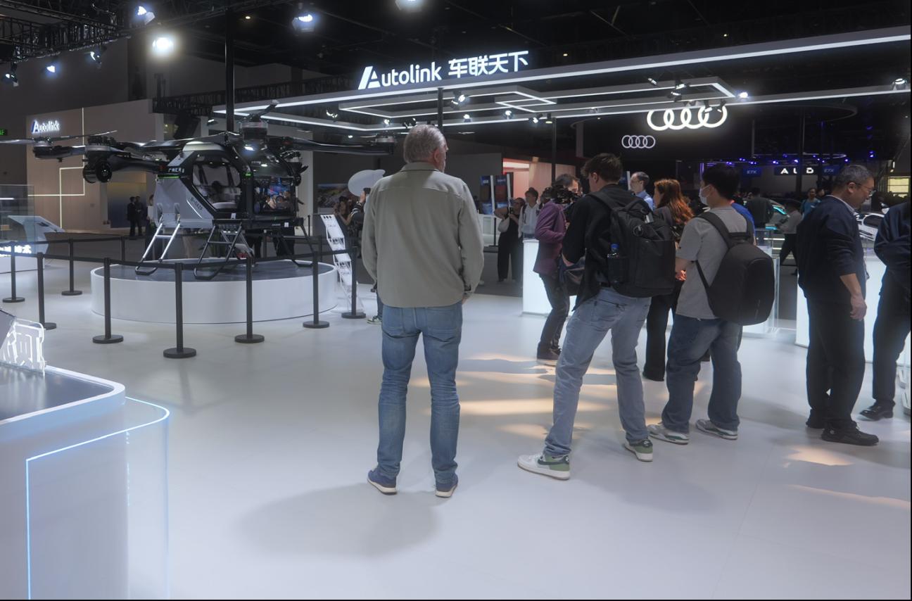 2026北京車展上的創新產品吸引外媒關注。人民網記者 焦磊攝