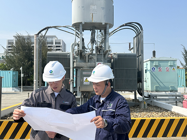 黃慶和同事檢查園區電力線路。受訪者供圖