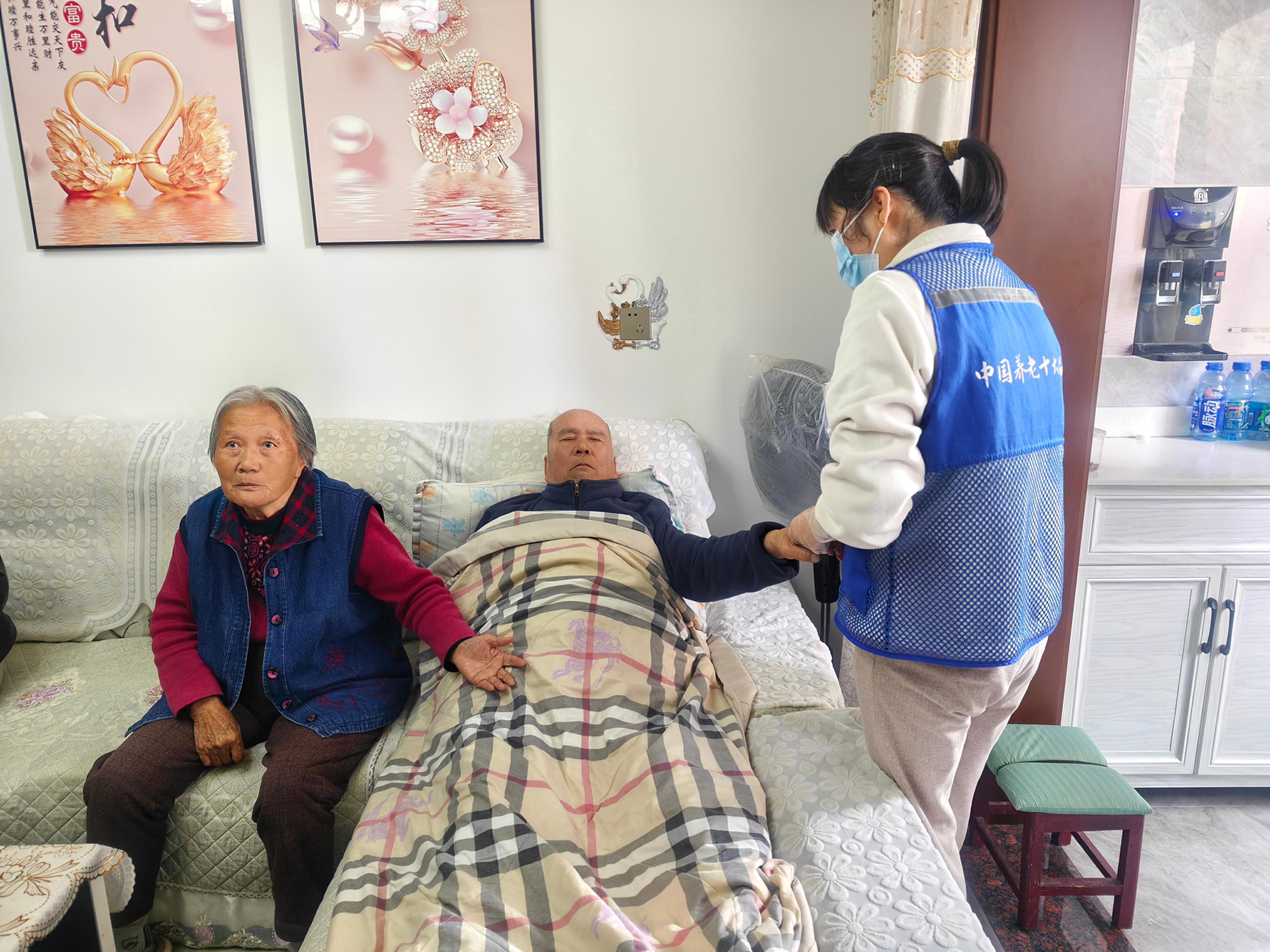 劉淑蓮的老伴馬福明正在接受護理員的按摩照料。 人民網記者 黃盛攝
