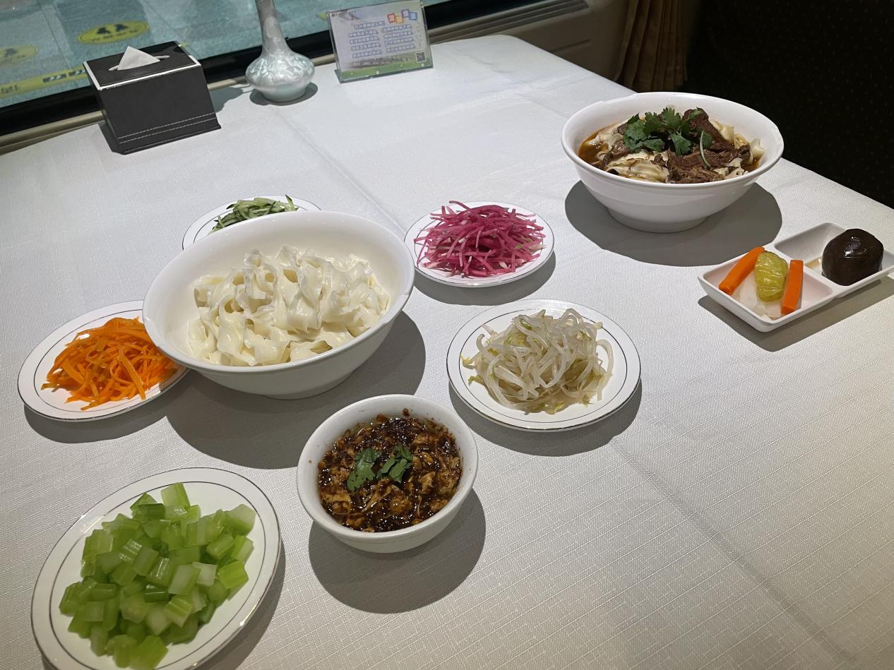 餐車上的西北特色美食。受訪方供圖