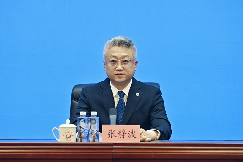 中国载人航天工程新闻发言人张静波介绍任务情况。人民网记者 翁奇羽摄