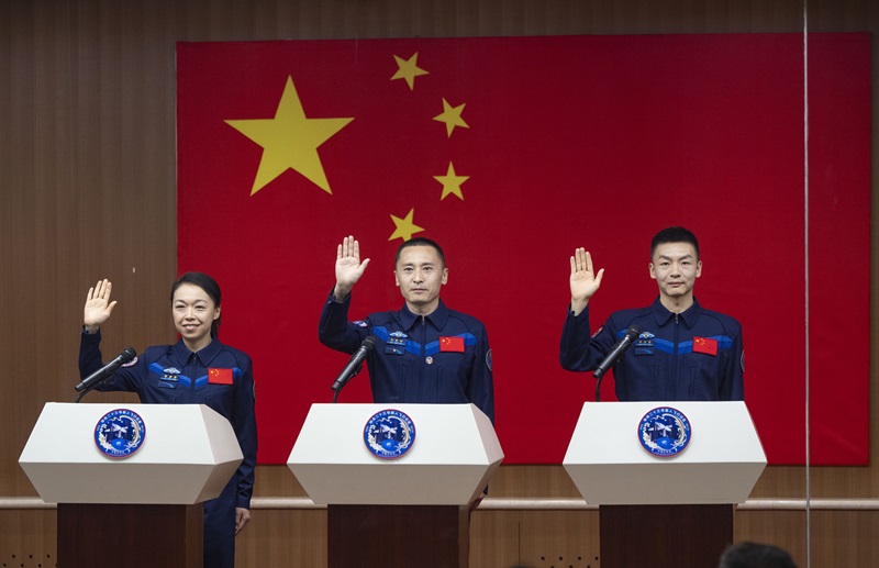 神舟二十三號航天員乘組在酒泉衛星發射中心問天閣與中外媒體記者集體見面。人民網記者  翁奇羽攝
