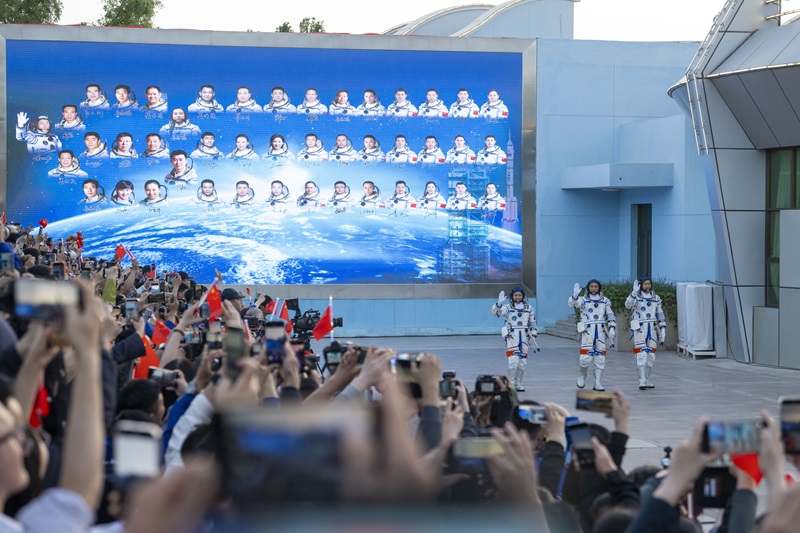 神舟二十三號載人飛行任務航天員乘組出征儀式舉行。人民網記者 翁奇羽攝