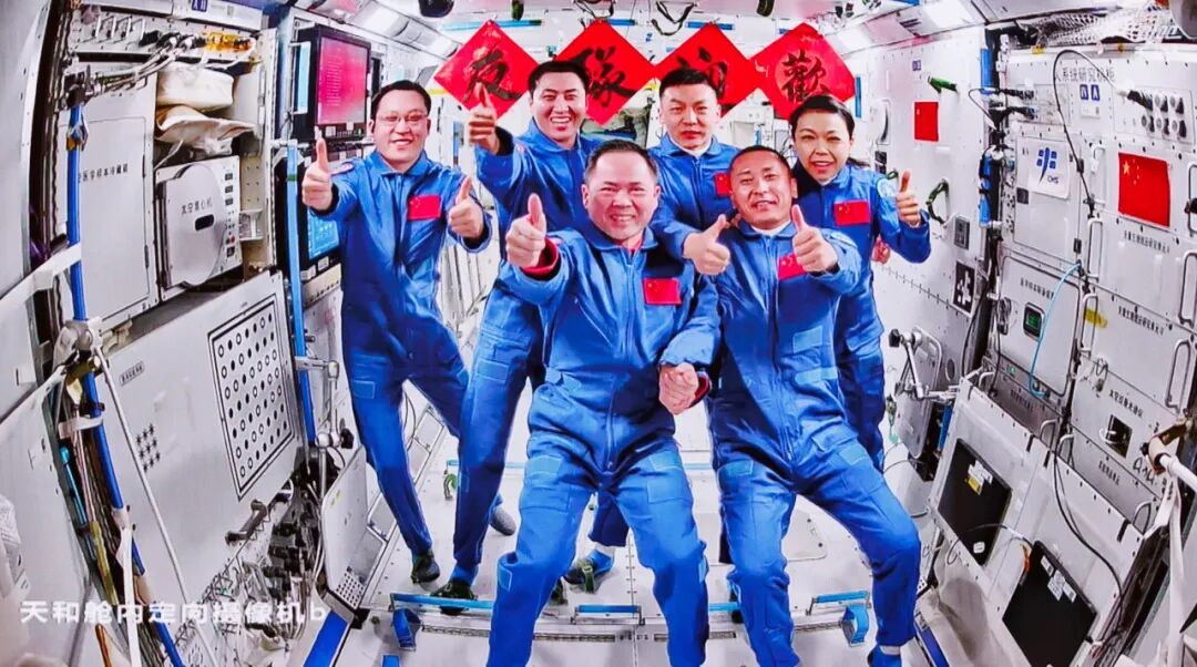 中国航天员完成第8次“太空会师”。来源：中国载人航天