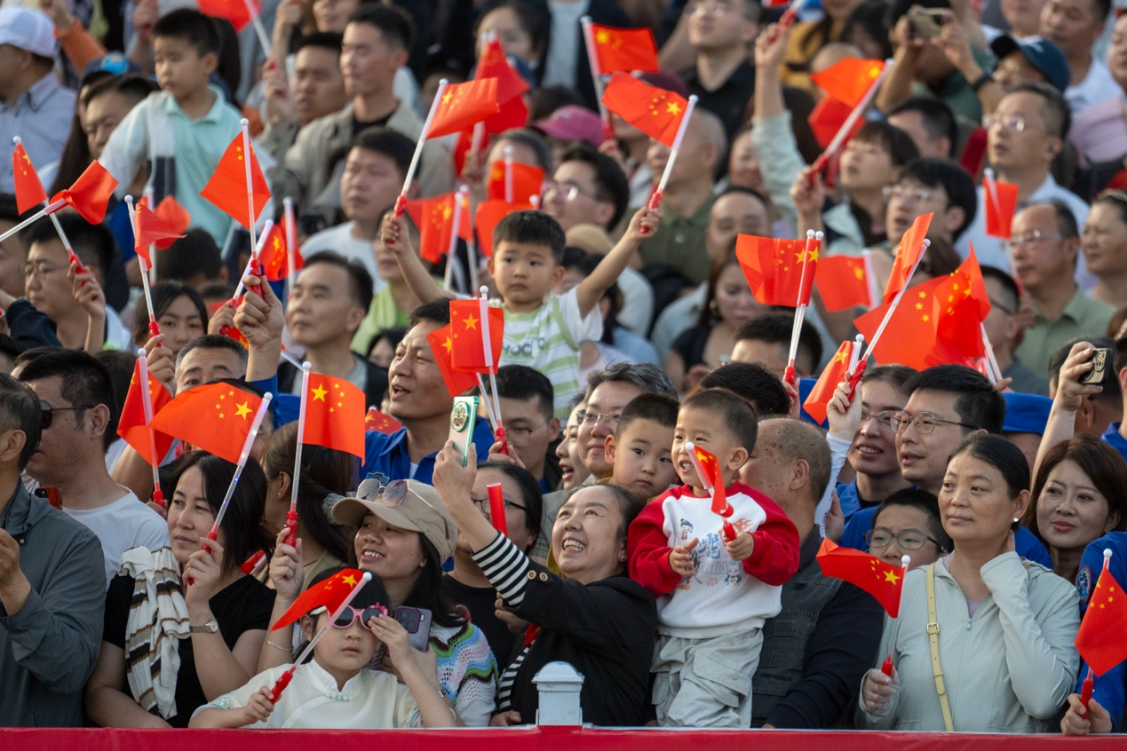 5月24日，神舟二十三號航天員乘組出征儀式在酒泉衛星發射中心問天閣圓夢園廣場舉行，民眾歡送航天員。人民網記者 翁奇羽攝