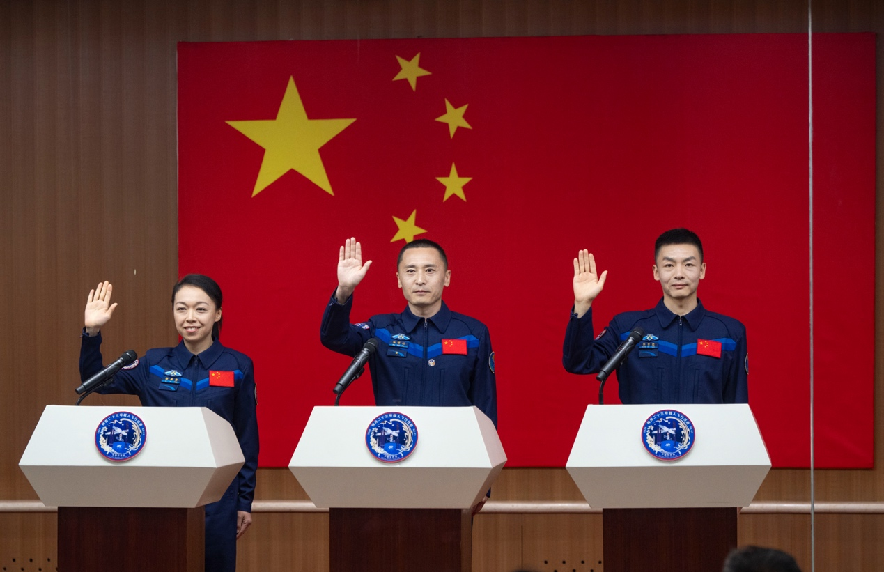 5月23日，神舟二十三號航天員朱楊柱（中）、張志遠（右）、黎家盈在酒泉衛星發射中心問天閣與媒體記者集體見面。人民網記者 翁奇羽攝