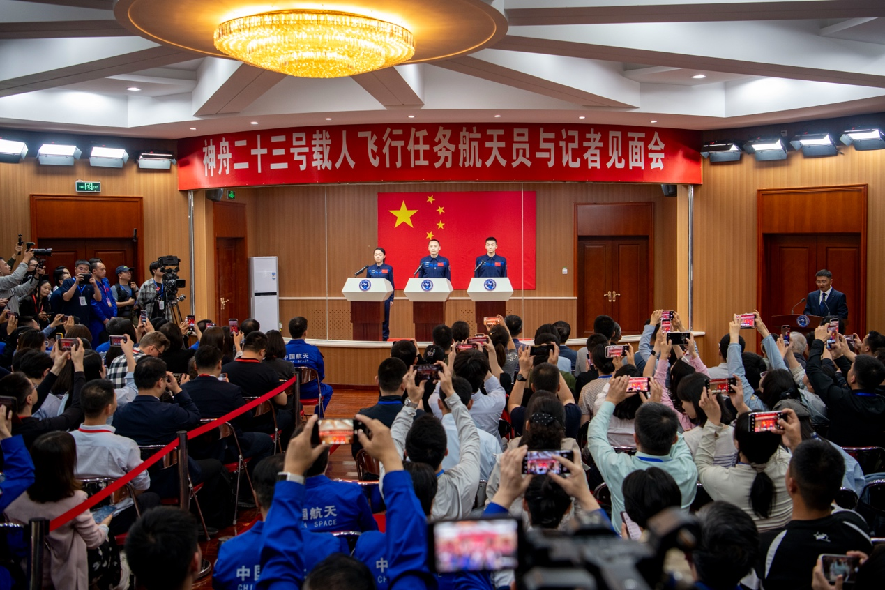 5月23日，神舟二十三號航天員朱楊柱（中）、張志遠（右）、黎家盈在酒泉衛星發射中心問天閣與媒體記者集體見面。人民網記者 翁奇羽攝