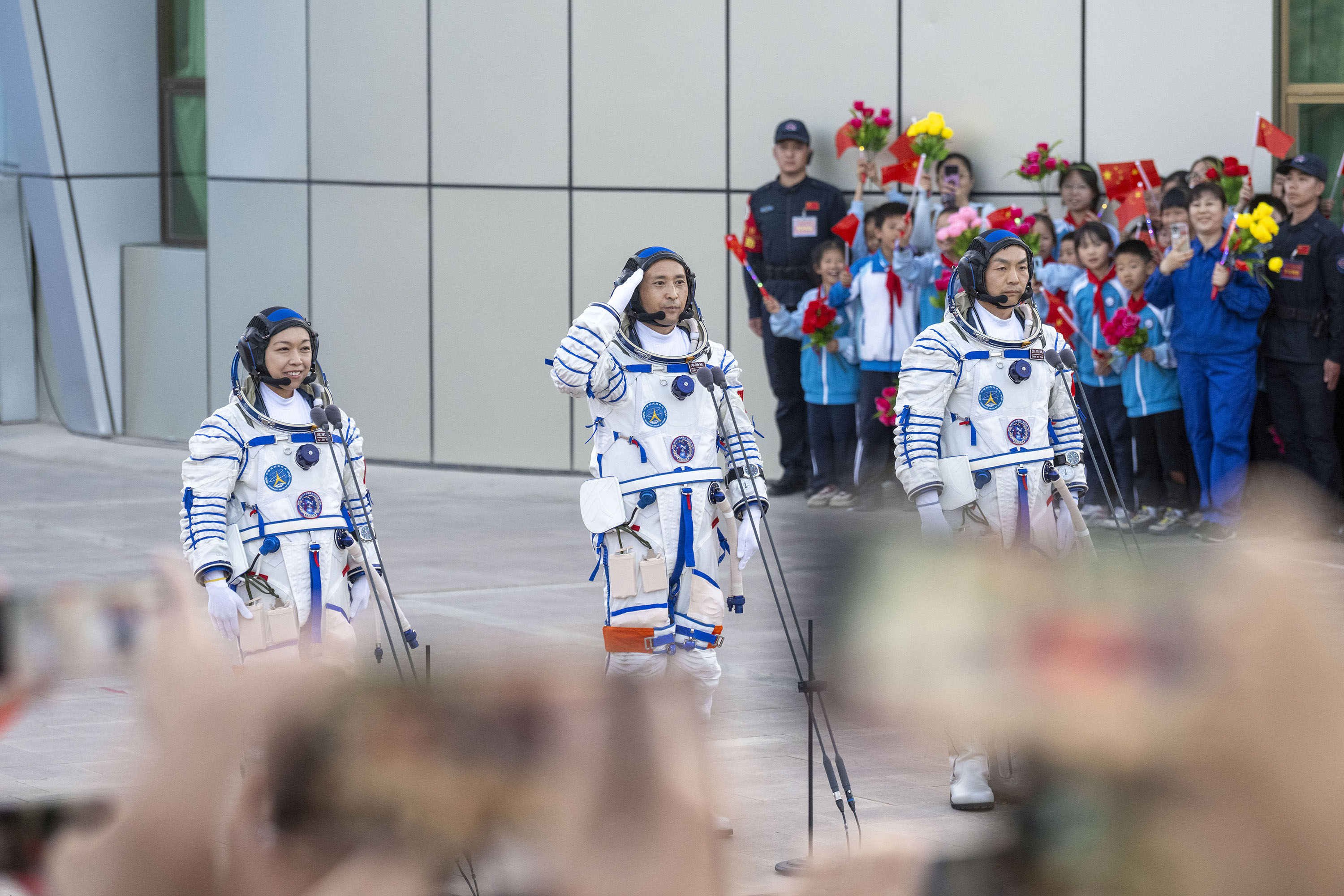 5月24日，神舟二十三號航天員乘組出征儀式在酒泉衛星發射中心問天閣圓夢園廣場舉行，三名航天員朱楊柱（中）、張志遠（右）、黎家盈在出征儀式上。人民網記者 翁奇羽攝