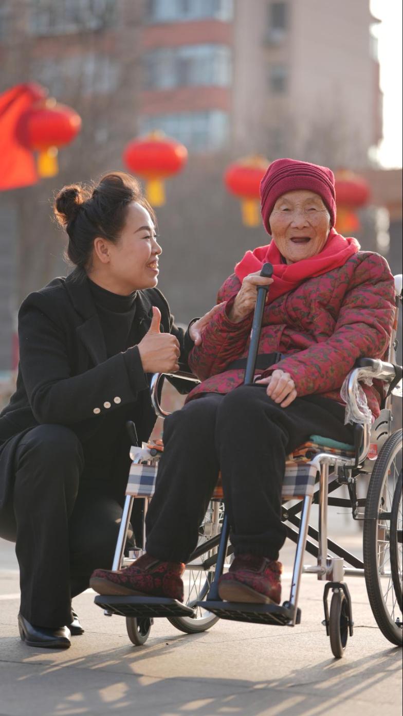 韓玉霞（左一）與老人在一起。 受訪人供圖