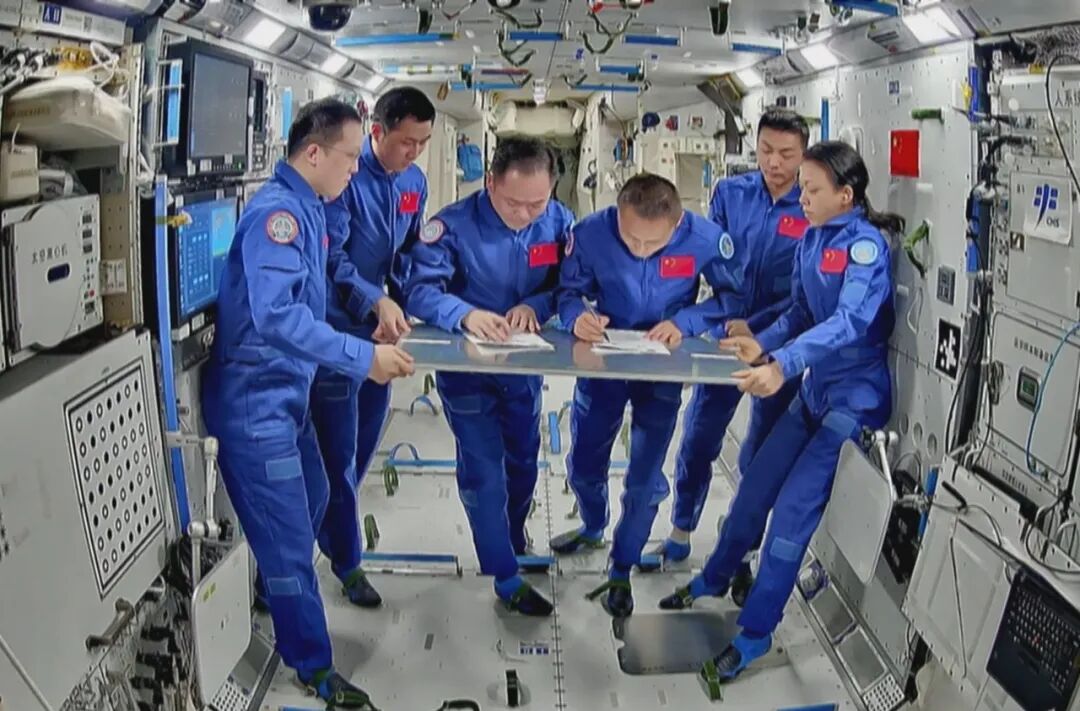 神舟二十一号和神舟二十三号航天员乘组完成在轨交接。来源：中国载人航天