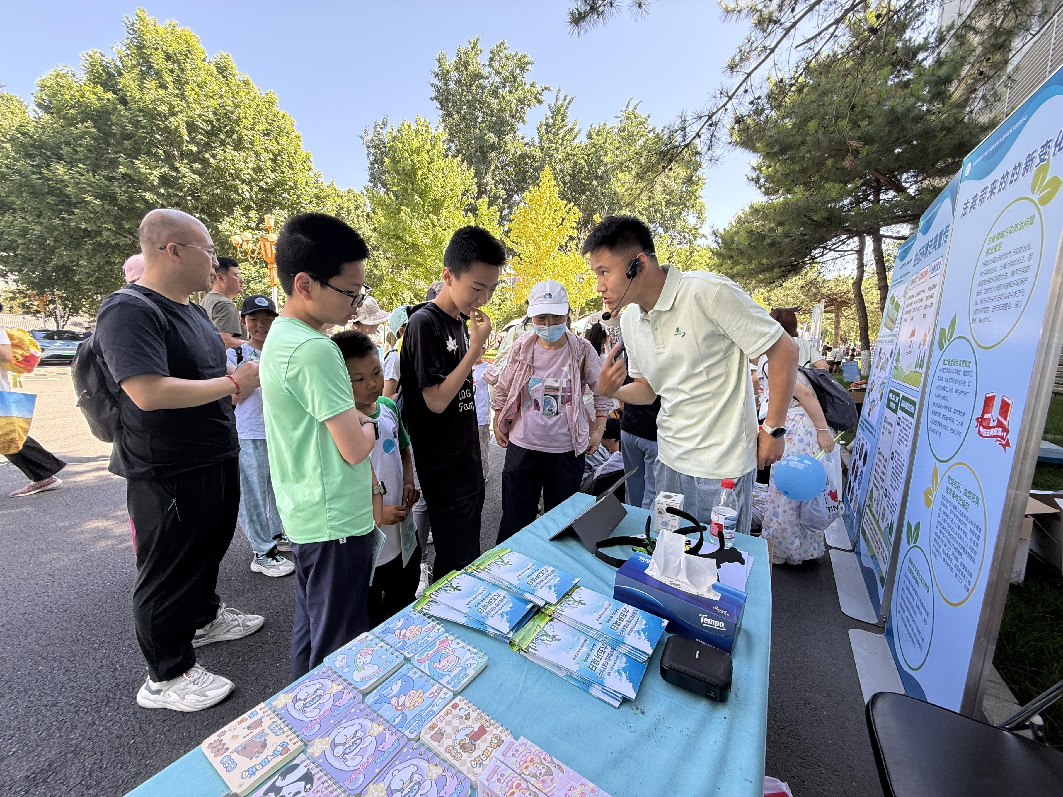 活動現場，青少年正積極參與互動。人民網 歐陽易佳攝
