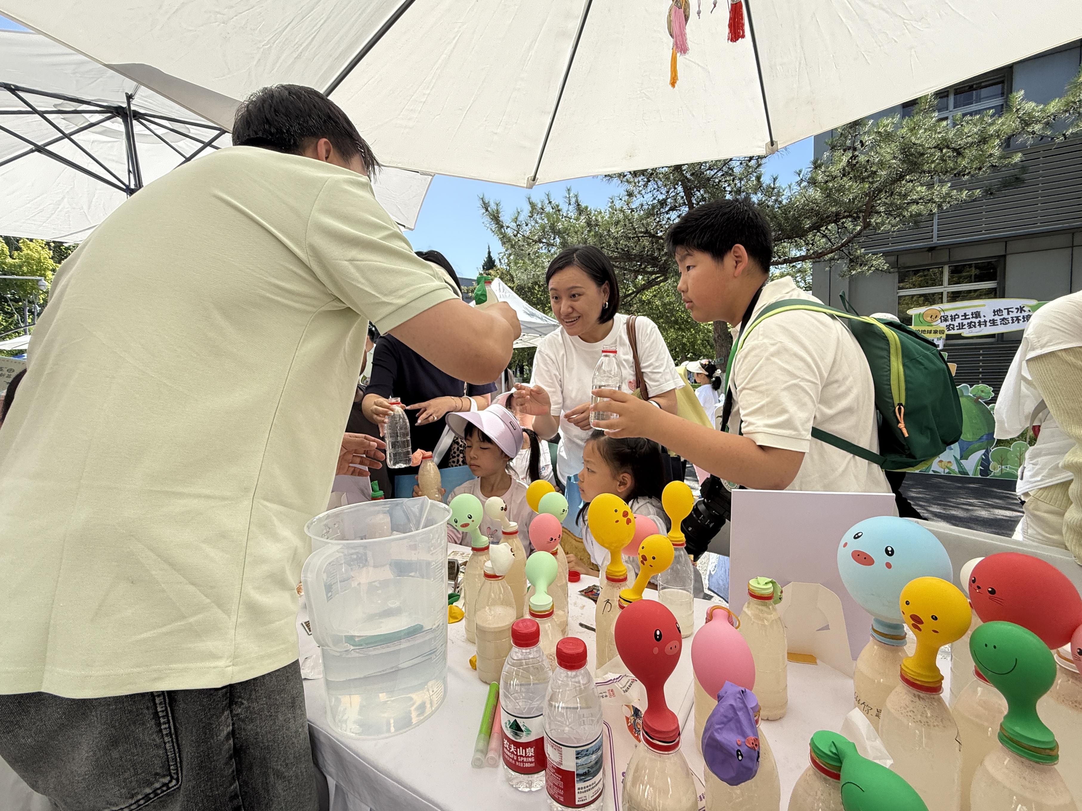 活動現場，家長帶著孩子積極參與互動。人民網 歐陽易佳攝