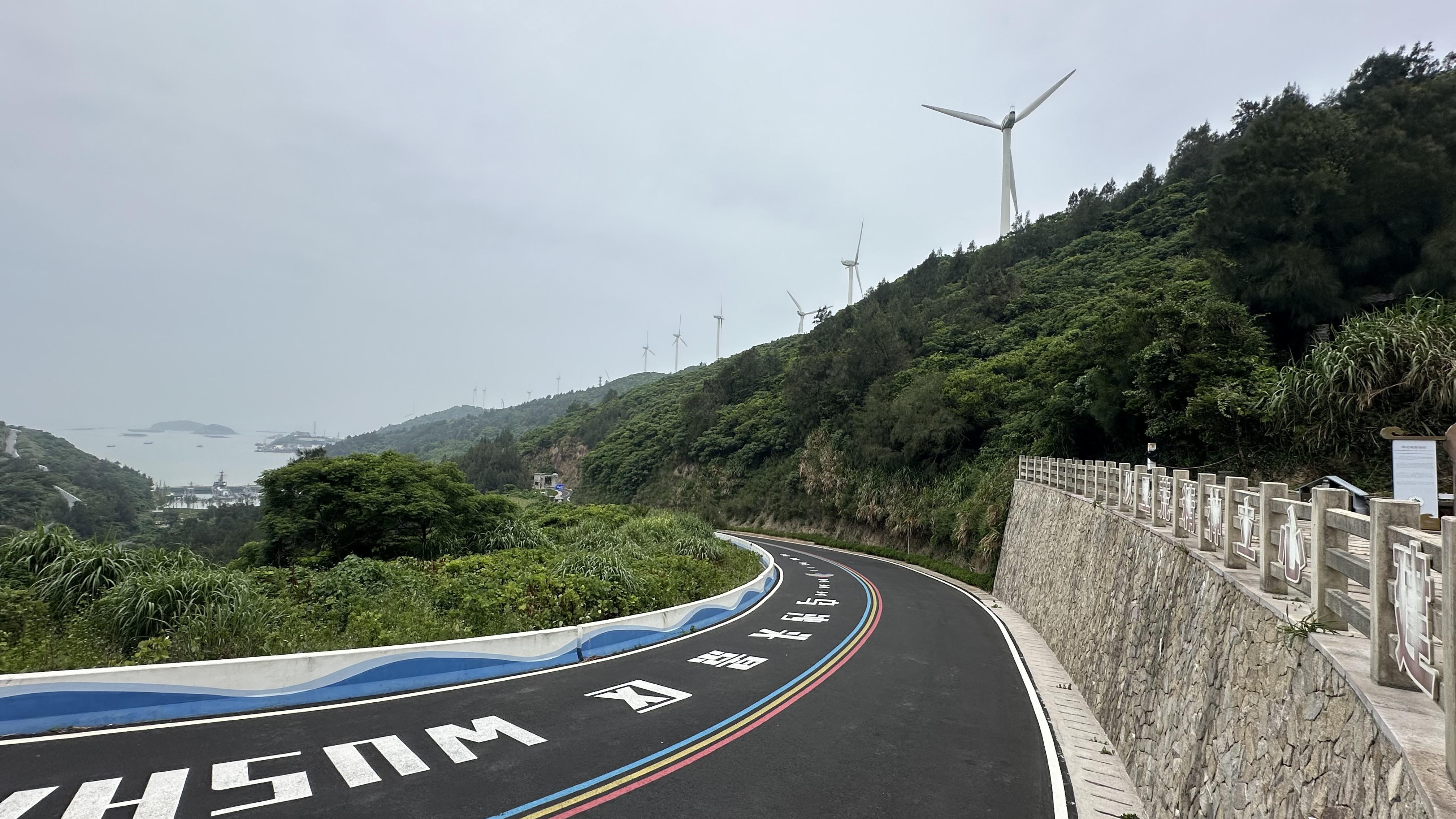 岛上的“白改黑”公路。人民网记者 王绍绍摄
