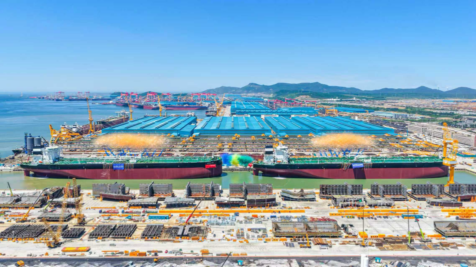 6月5日，恆力重工集團有限公司兩艘30.6萬載重噸超大型油輪（VLCC）同日命名交付。受訪者供圖
