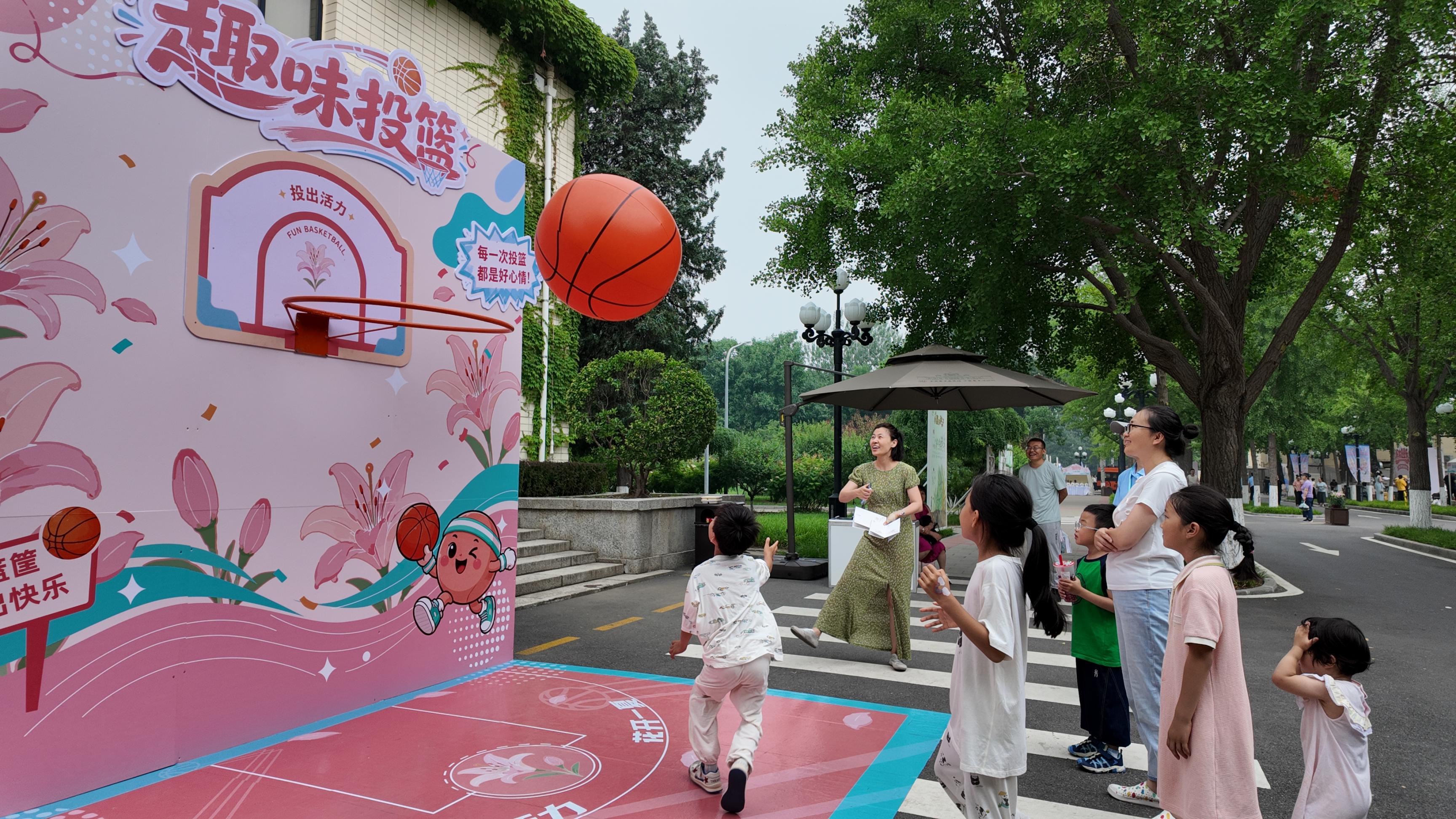 百合花节现场,孩子们正在趣味投篮。人民网记者 欧阳易佳摄