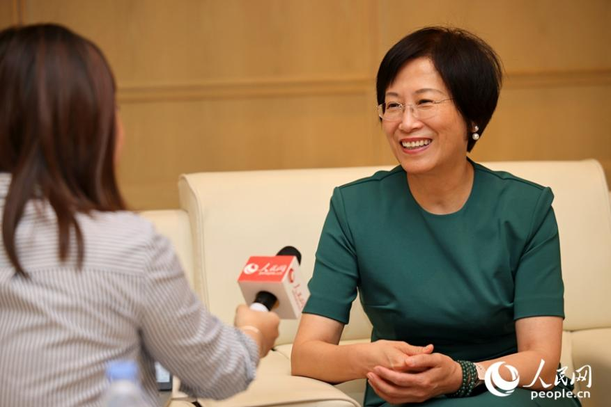 中国香妆协会理事长颜江瑛接受人民网采访。人民网记者 陈博摄