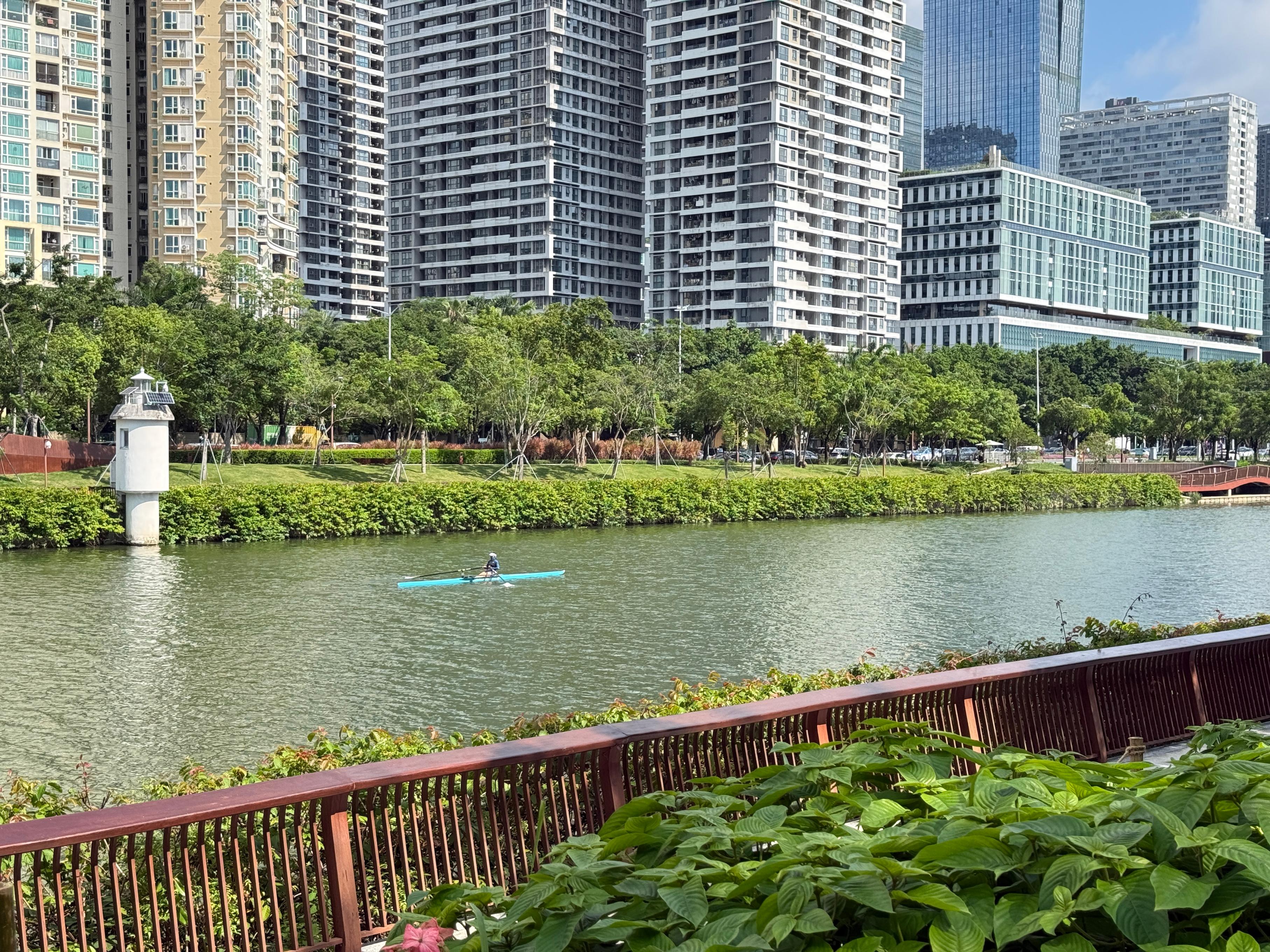 大沙河上市民划单人单桨。人民网记者 欧阳易佳摄