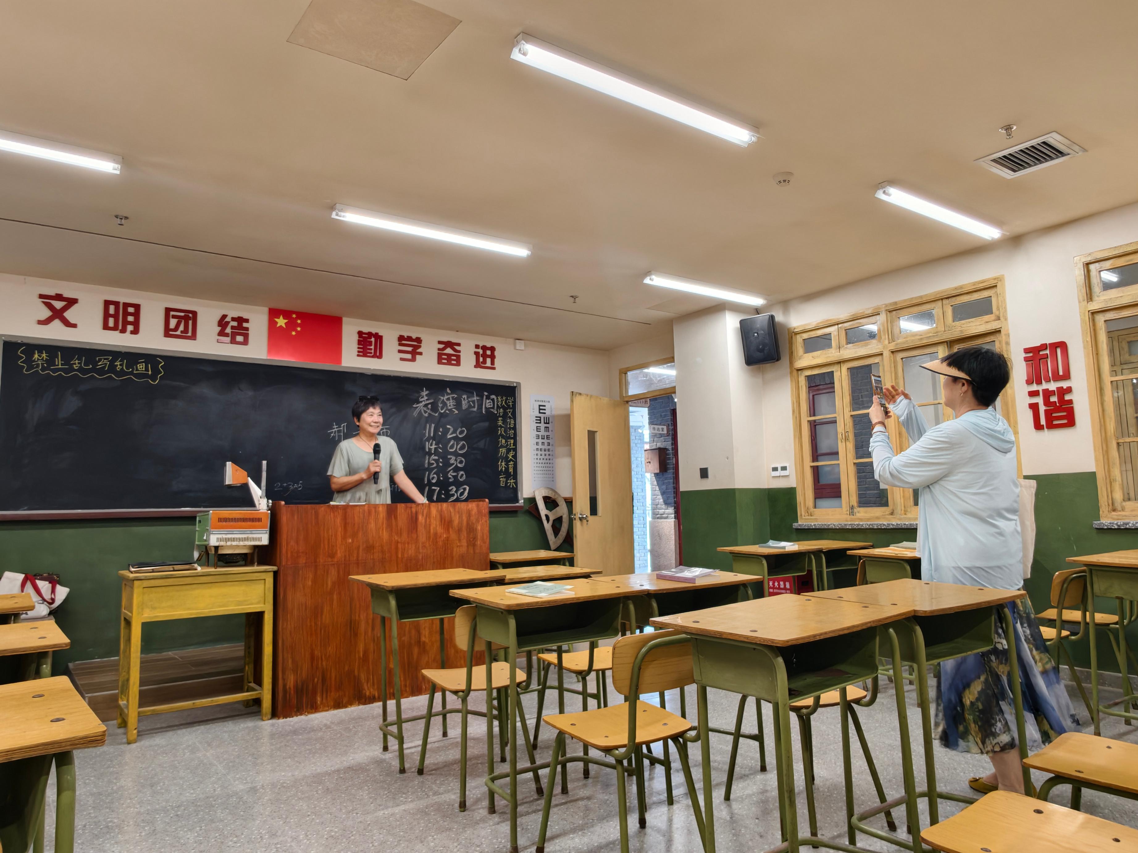 游客在老教室里留影。 人民网记者王天乐摄