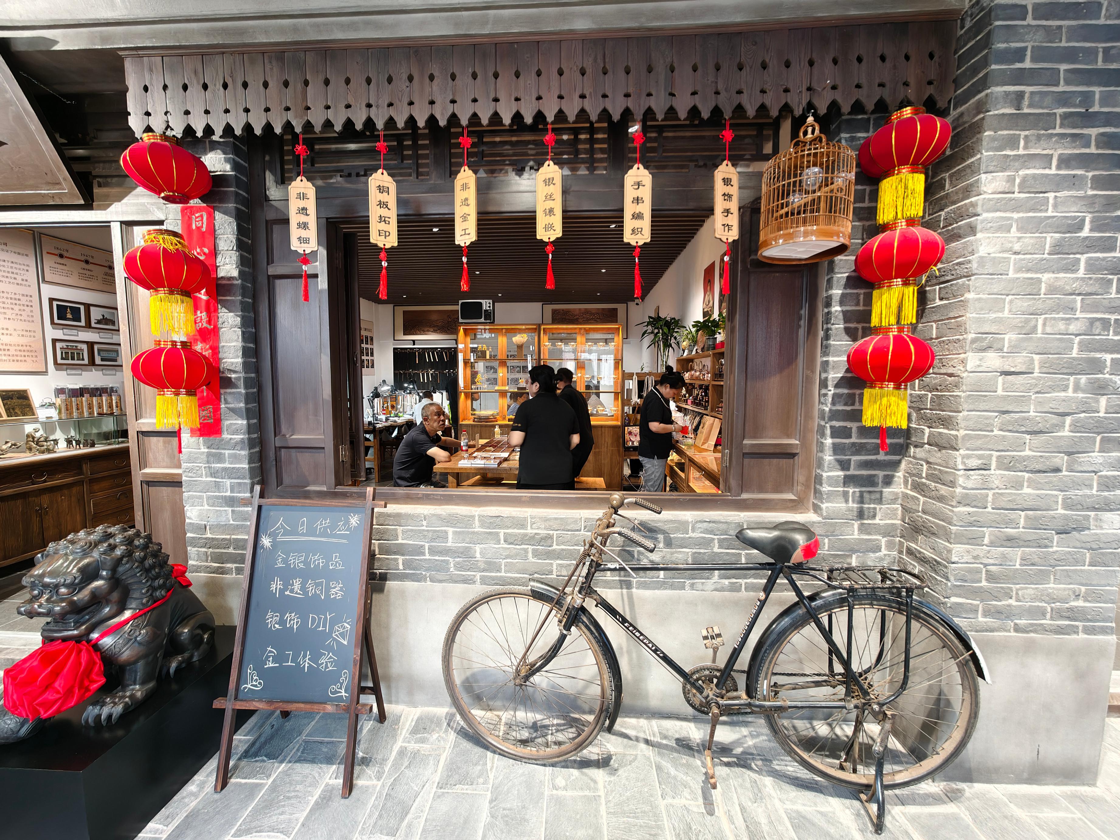  “旧场景”里的新商店。 人民网记者 王天乐摄
