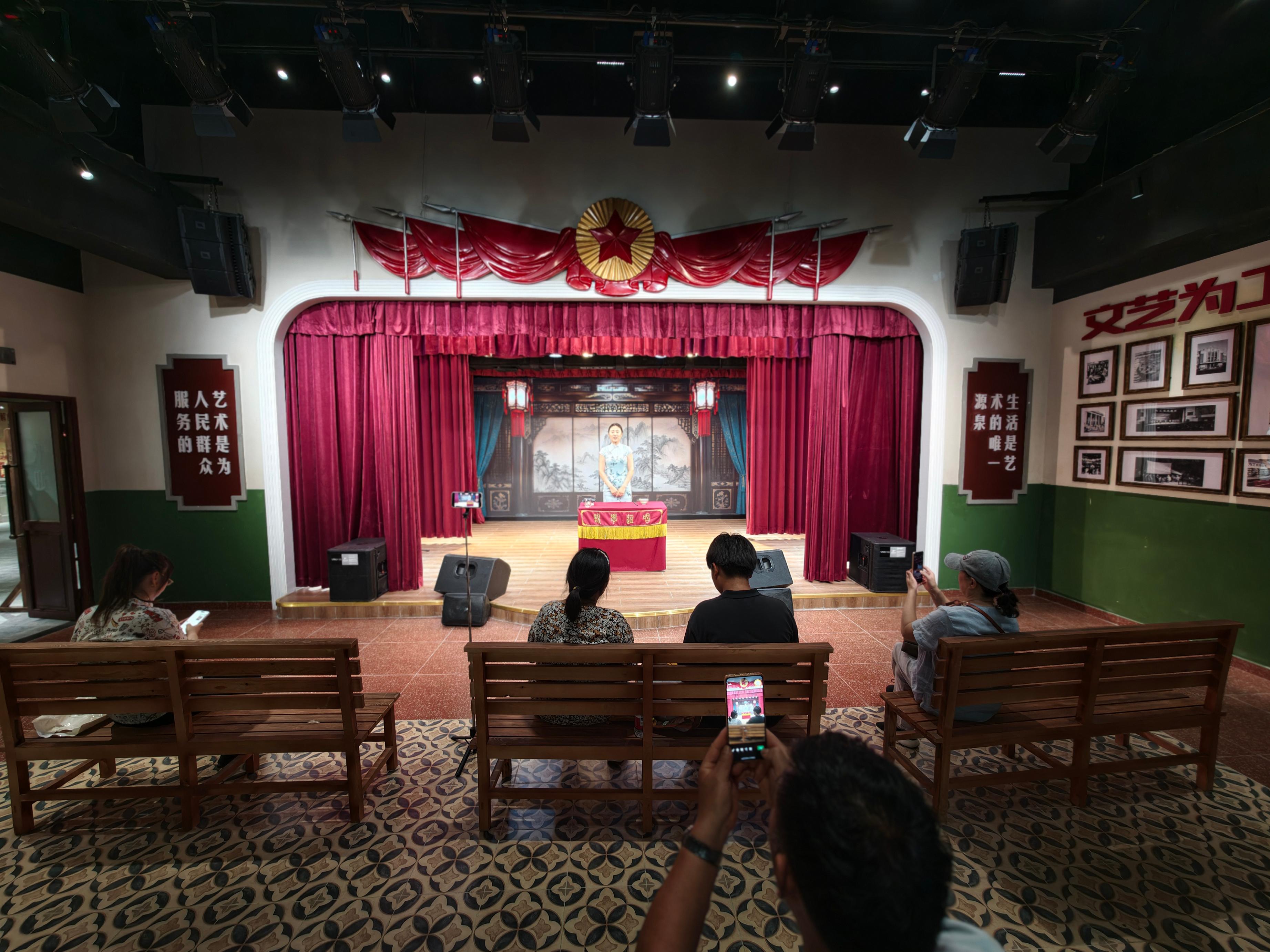 场馆里的魔术演出。 人民网记者 王天乐摄