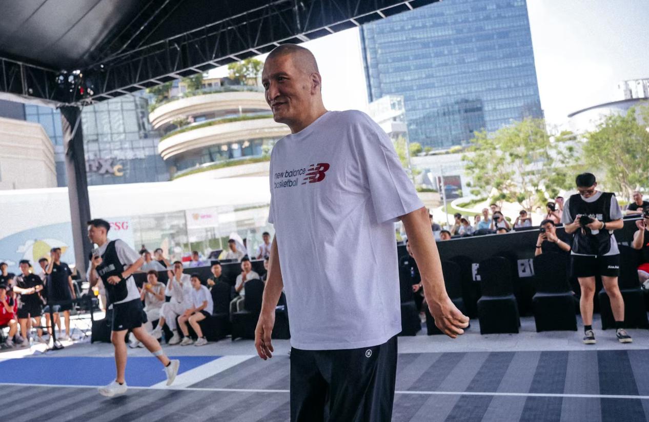 &nbsp;&nbsp;巴特尔在现场与球迷互动