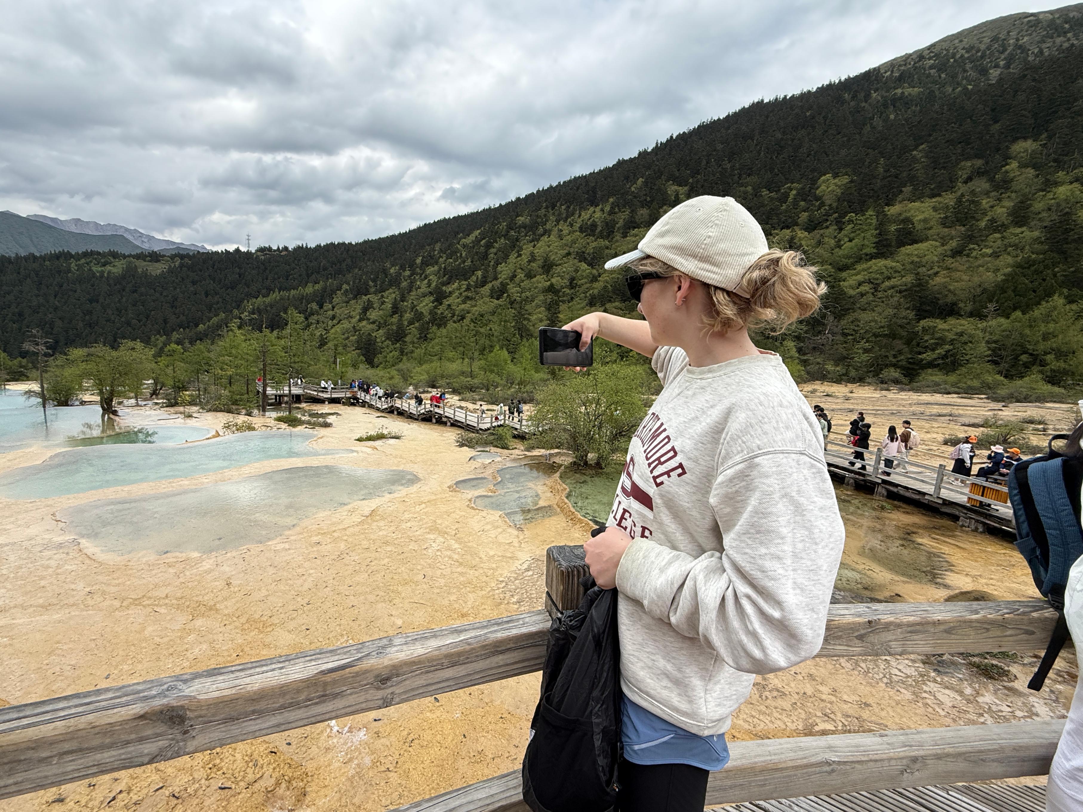 海外游客在黄龙风景名胜区的天然彩池拍照打卡正规实盘配资。人民网记者 欧阳易佳摄