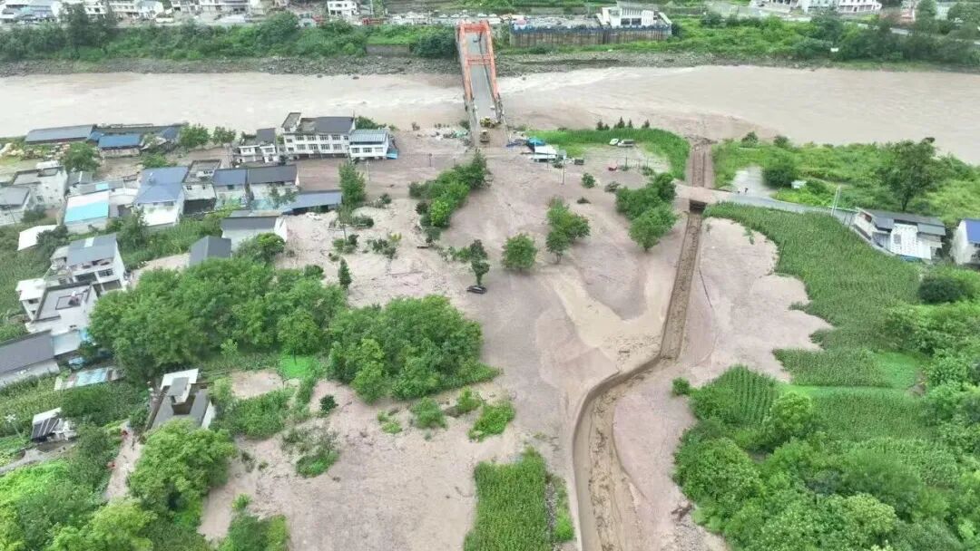 德威镇安家湾村彩虹桥处泥石流航拍。图片来源:泸定县融媒体中心